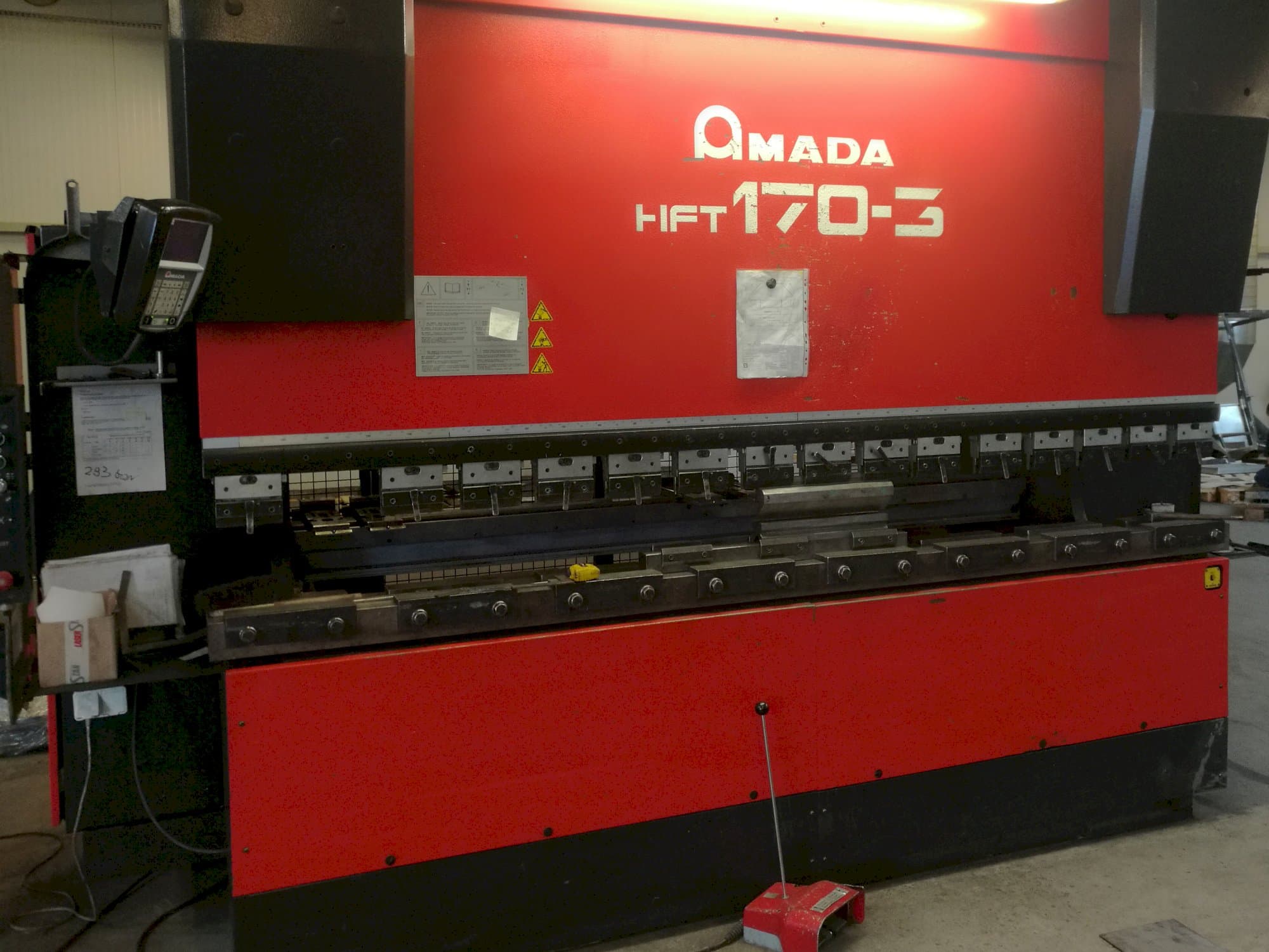 Koneen  AMADA etunäkymä HFT 170-3