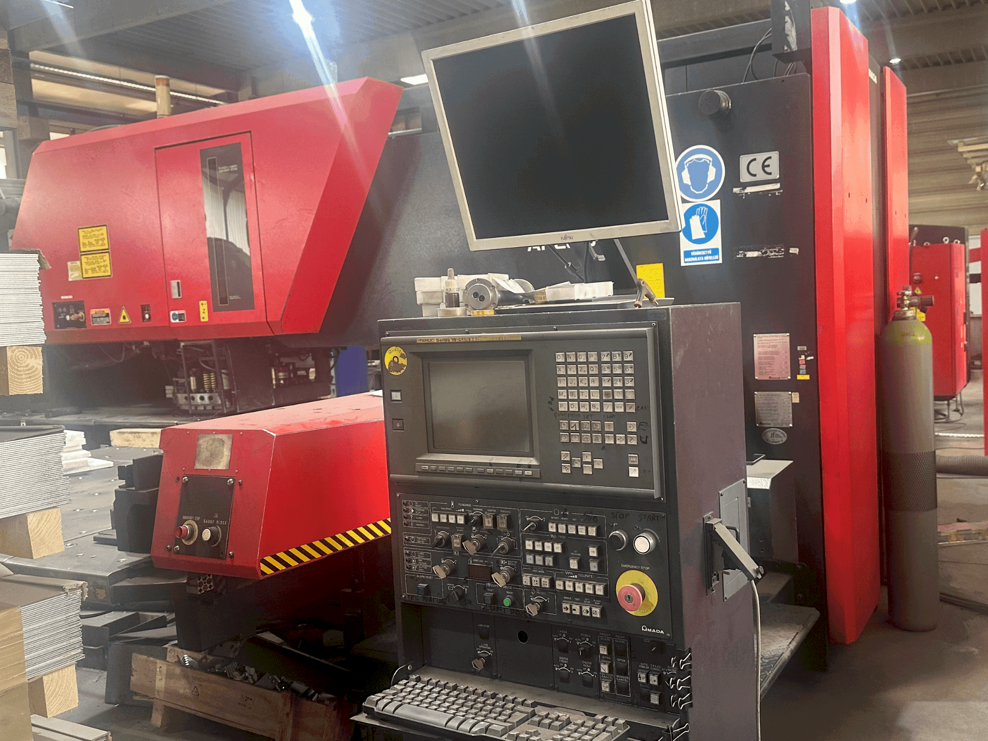 Koneen  AMADA Apelio III 2610V etunäkymä