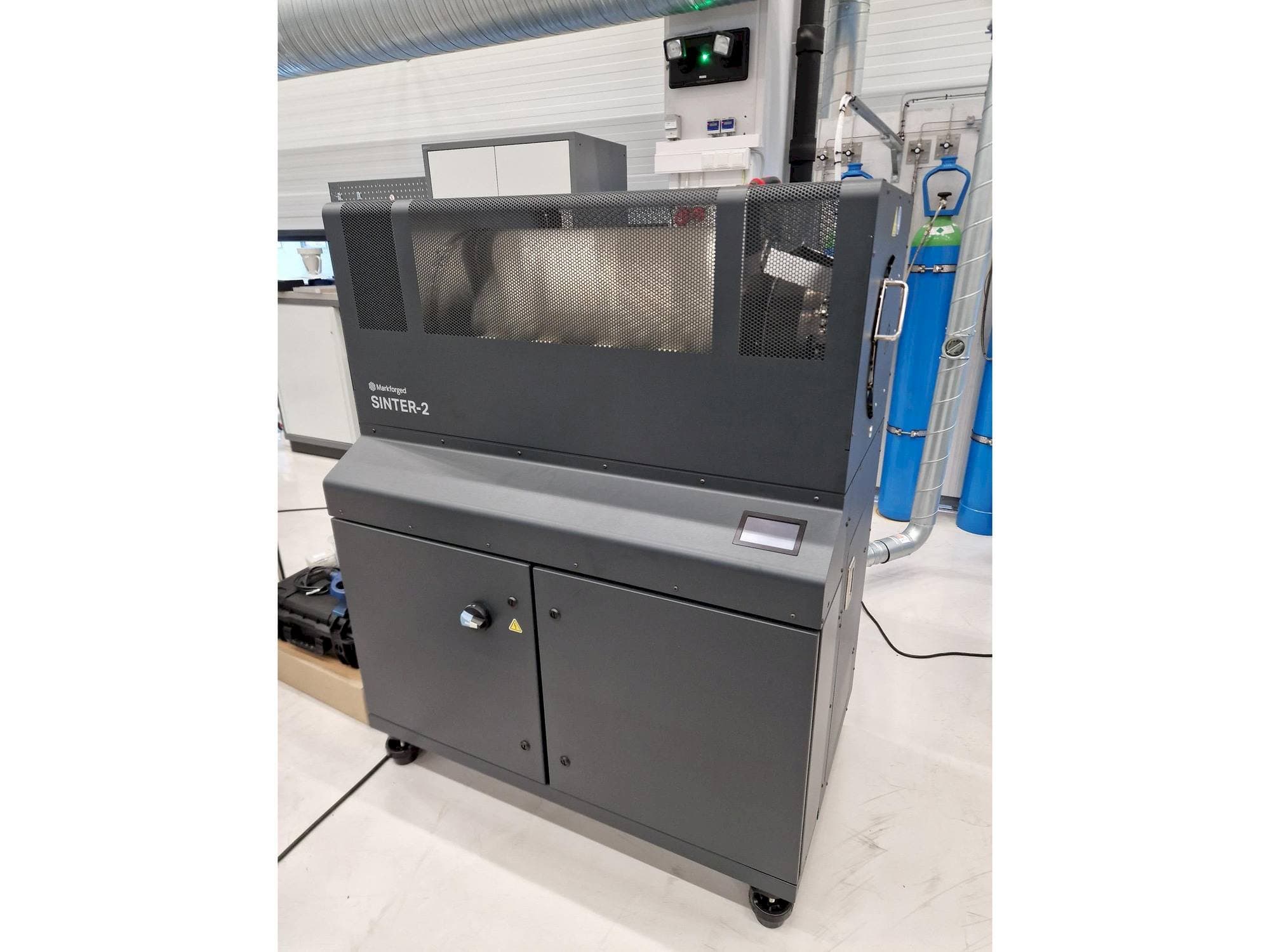 Koneen  MARKFORGED Metal X etunäkymä