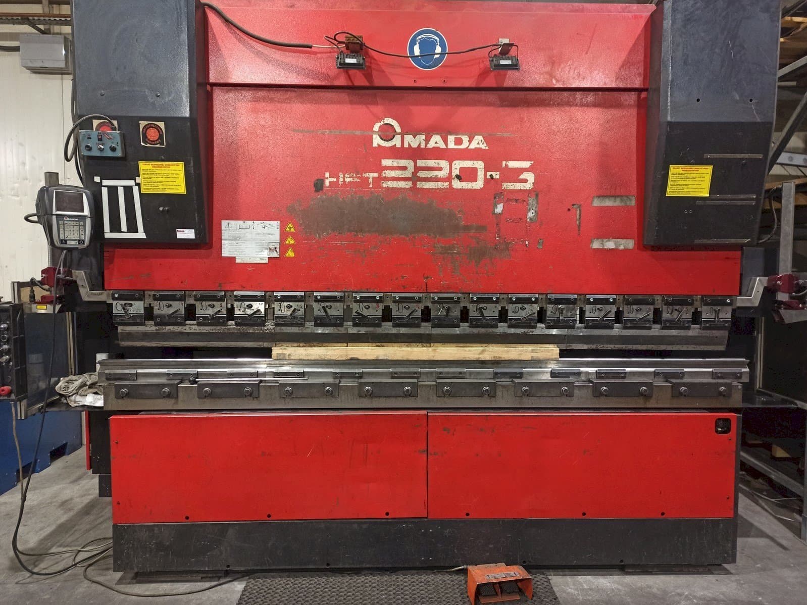 Koneen  AMADA HFT 220-3 etunäkymä