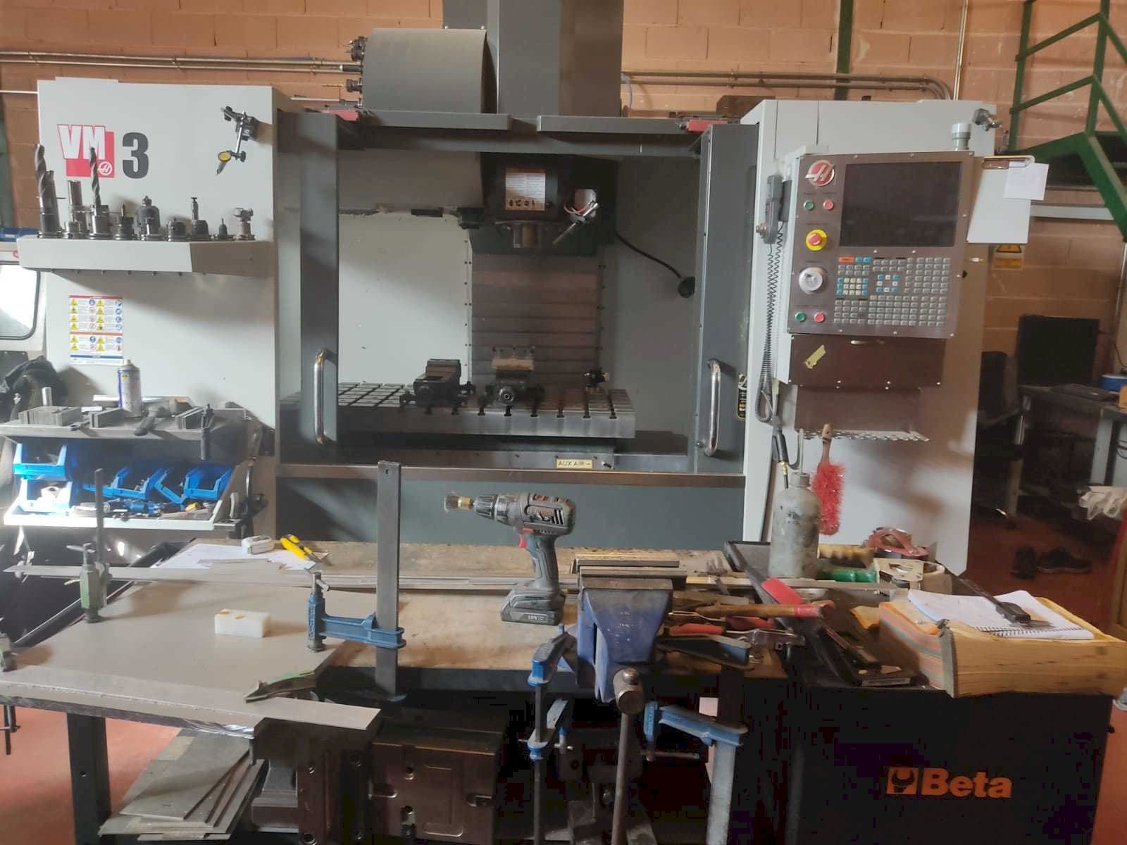 Koneen  HAAS VM-3 etunäkymä