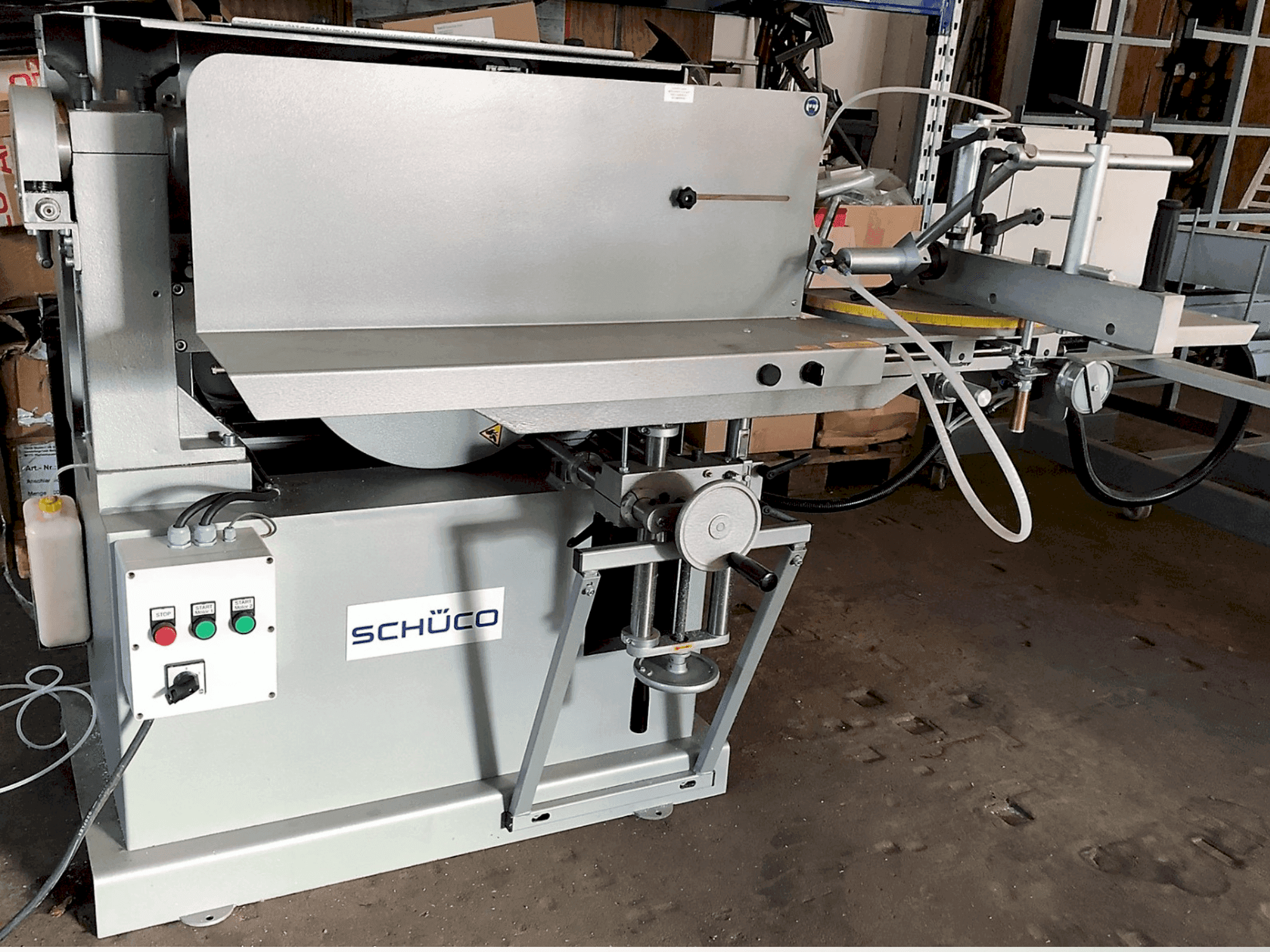 Koneen  SCHÜCO AS 450 etunäkymä