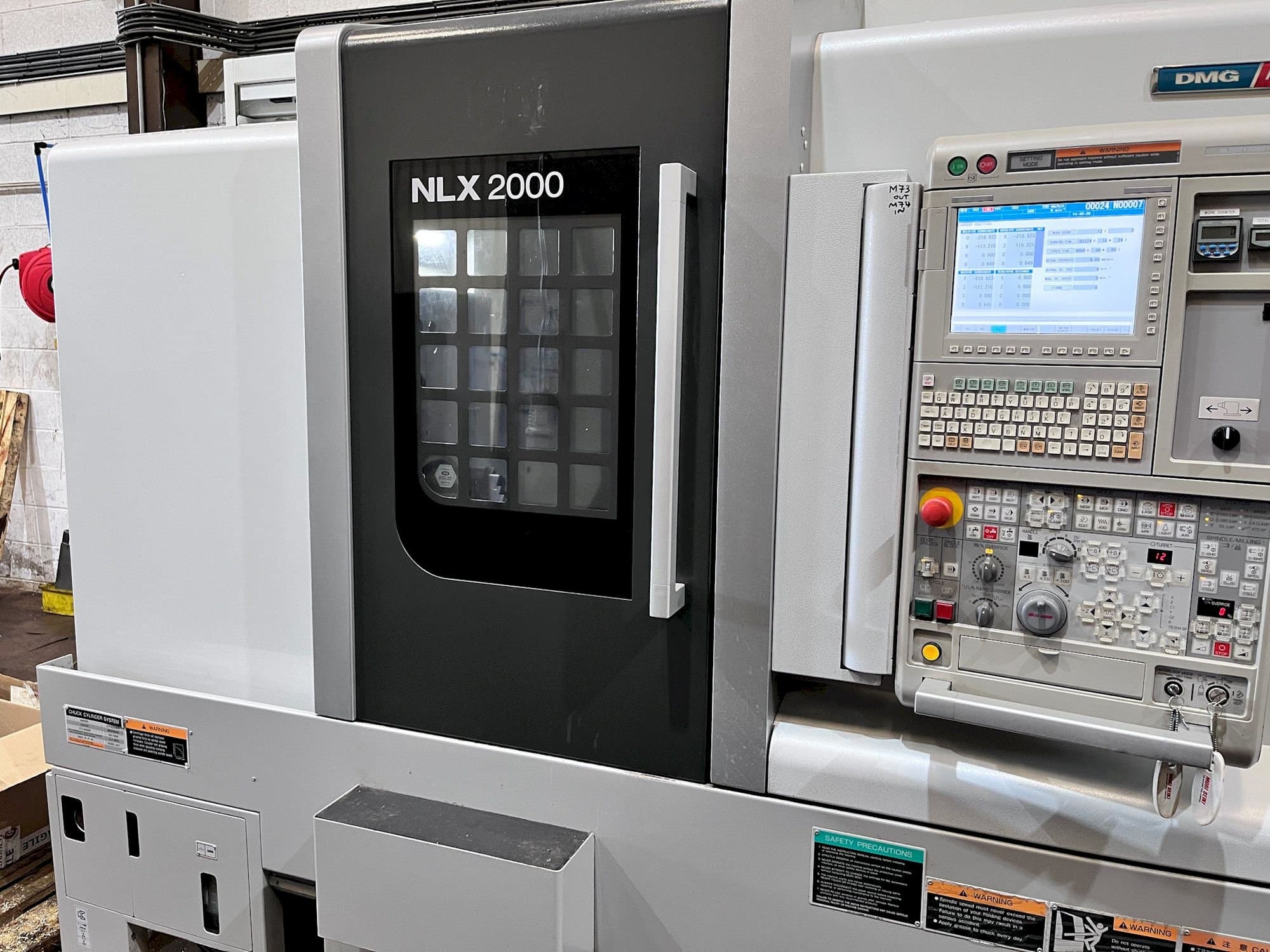 Koneen  MORI SEIKI NLX 2000MC/500 etunäkymä