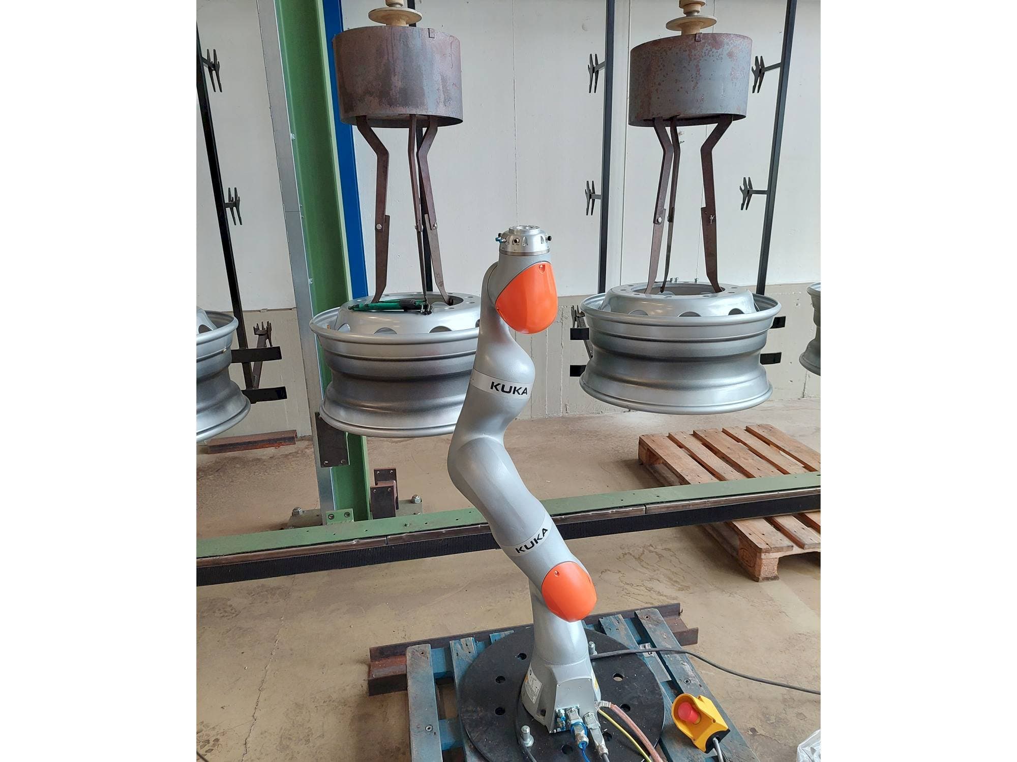 Koneen  KUKA LBR iiwa 7 etunäkymä