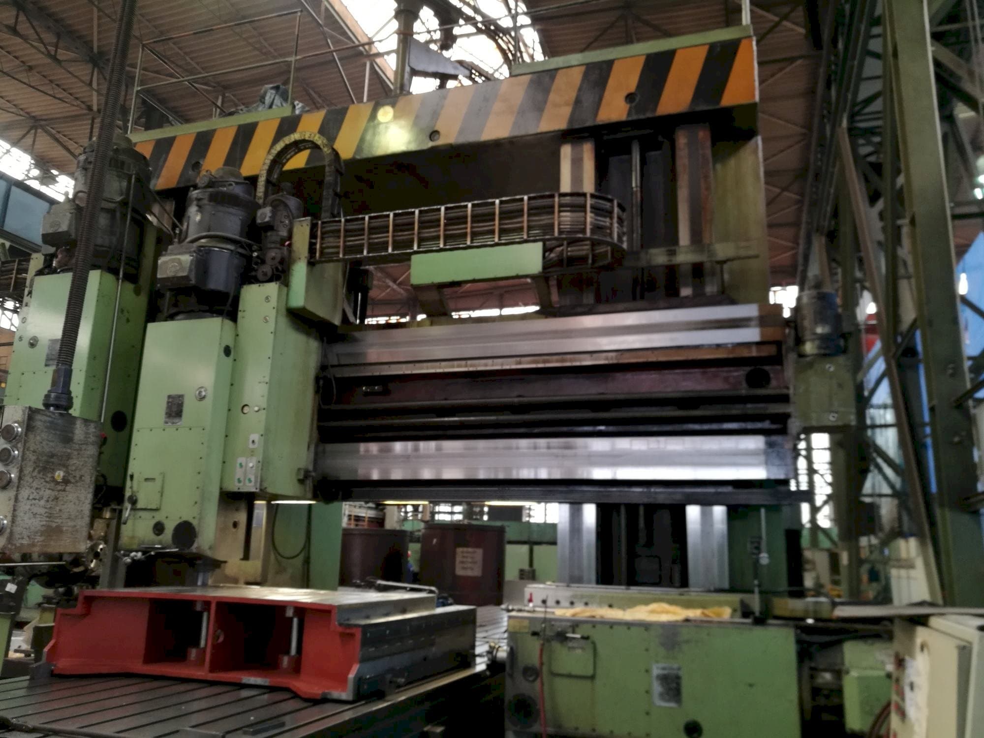 Koneen  TOS FRV-D 20 x 40 etunäkymä