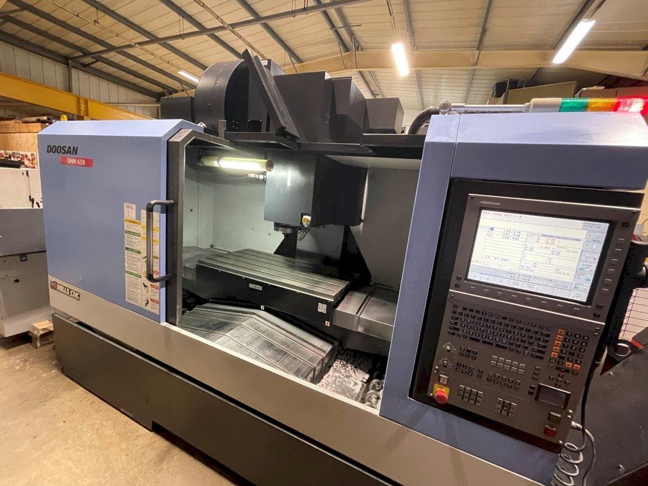 Koneen  Doosan DNM650 etunäkymä