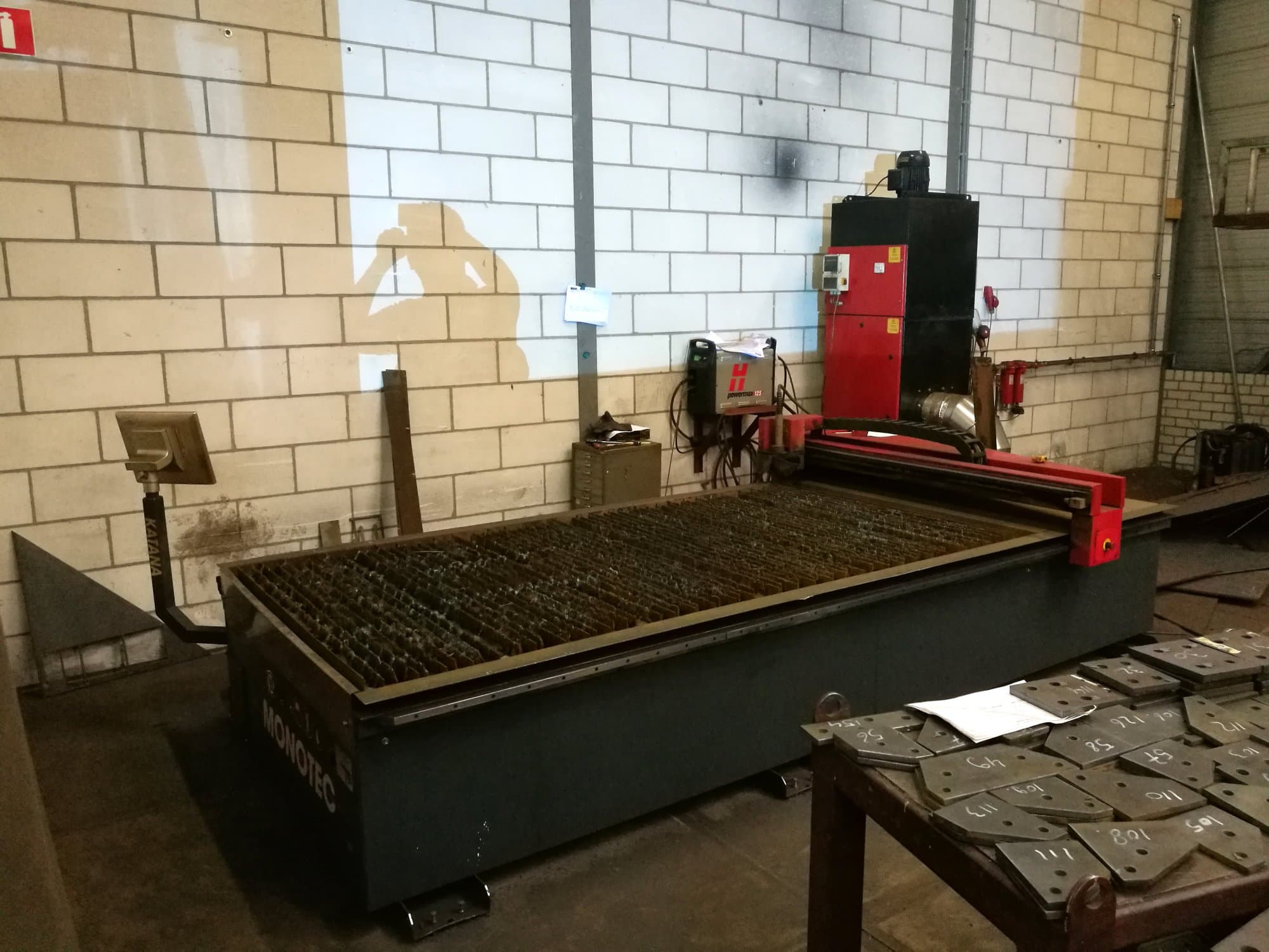 Koneen  KOIKE vasen näkymä MONOTEC