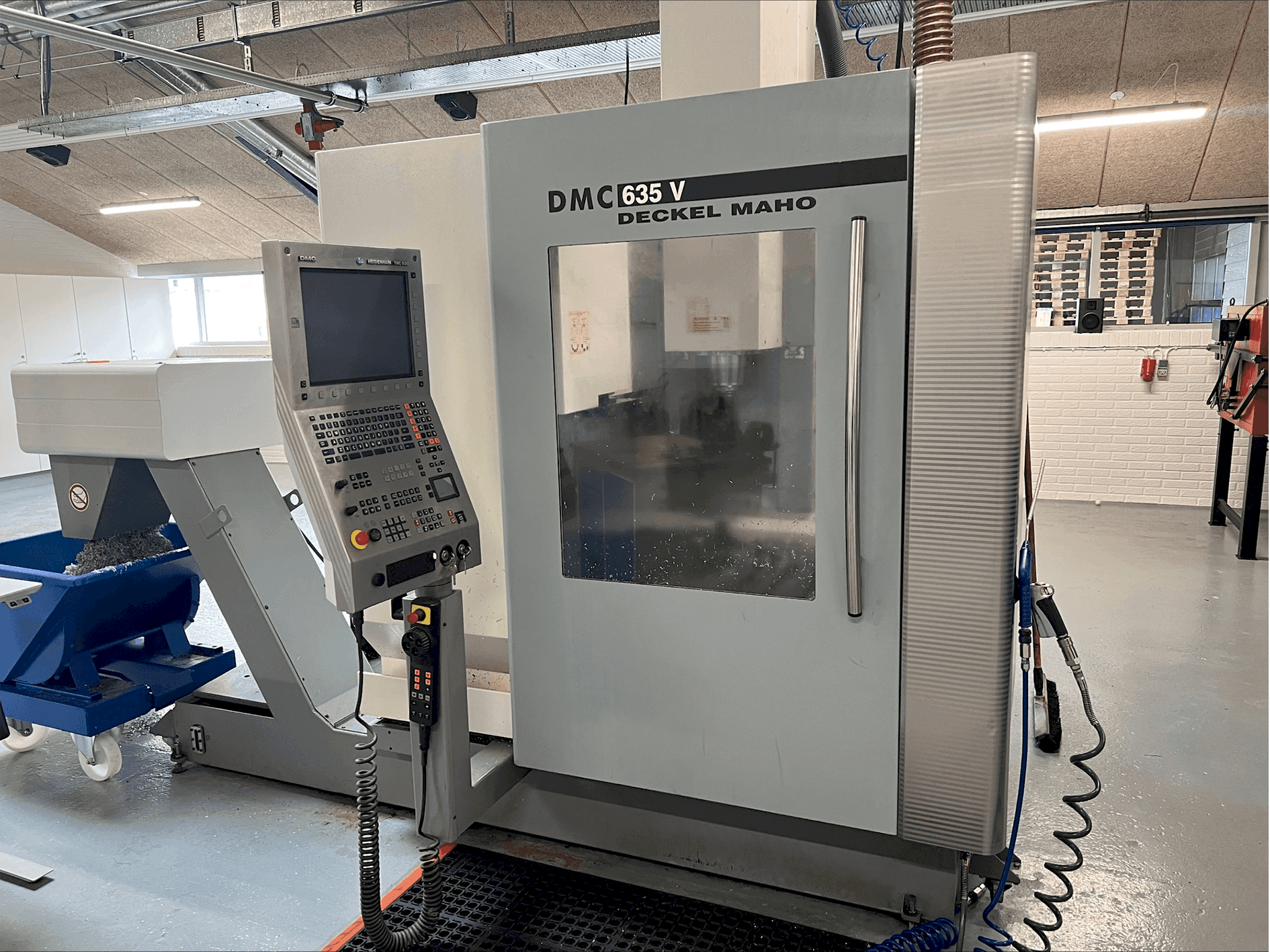 Koneen  DMG MORI DMC 635V vasemman sivun näkymä