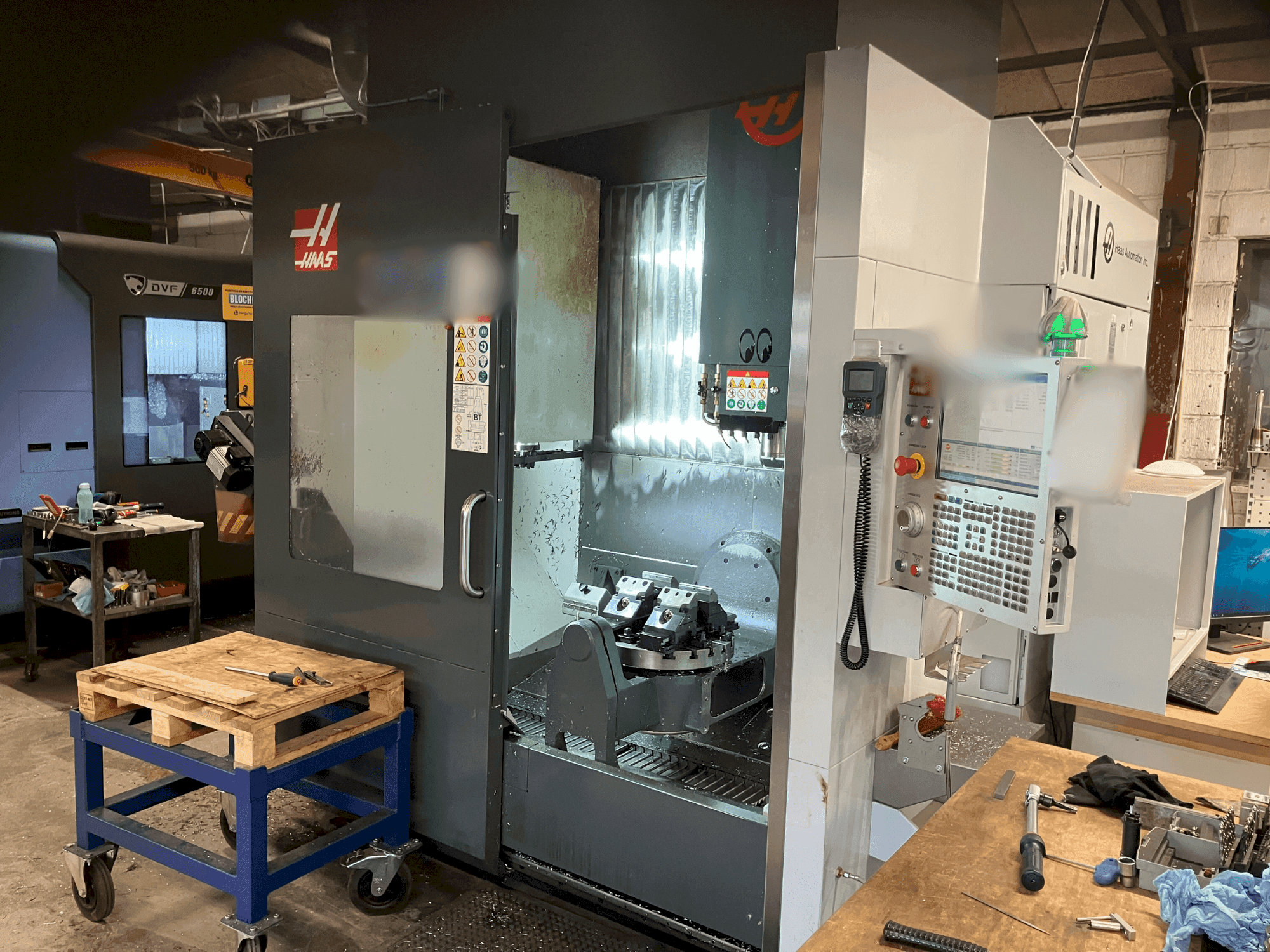 Koneen  HAAS UMC-750 etunäkymä