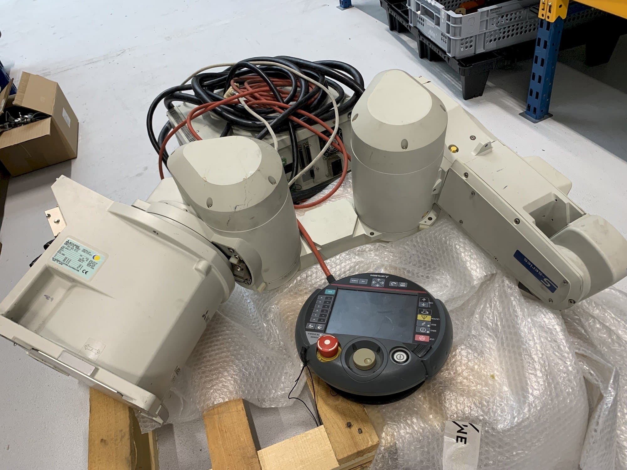 Koneen  Mitsubishi Melfa RV 6S etunäkymä