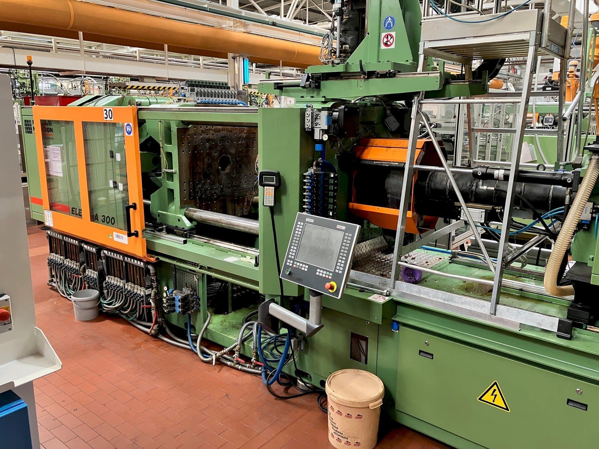 Koneen  FERROMATIK MILACRON Europe Elektra 300 etunäkymä