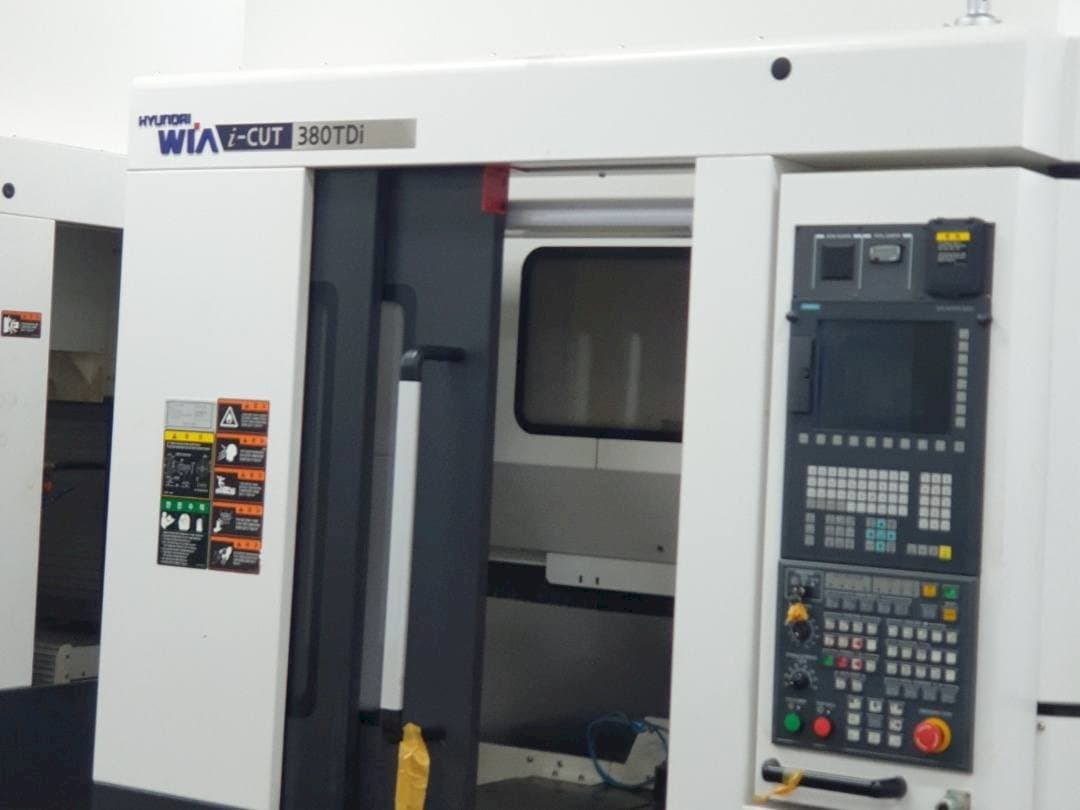 Koneen  Hyundai Wia i-CUT380TDi etunäkymä