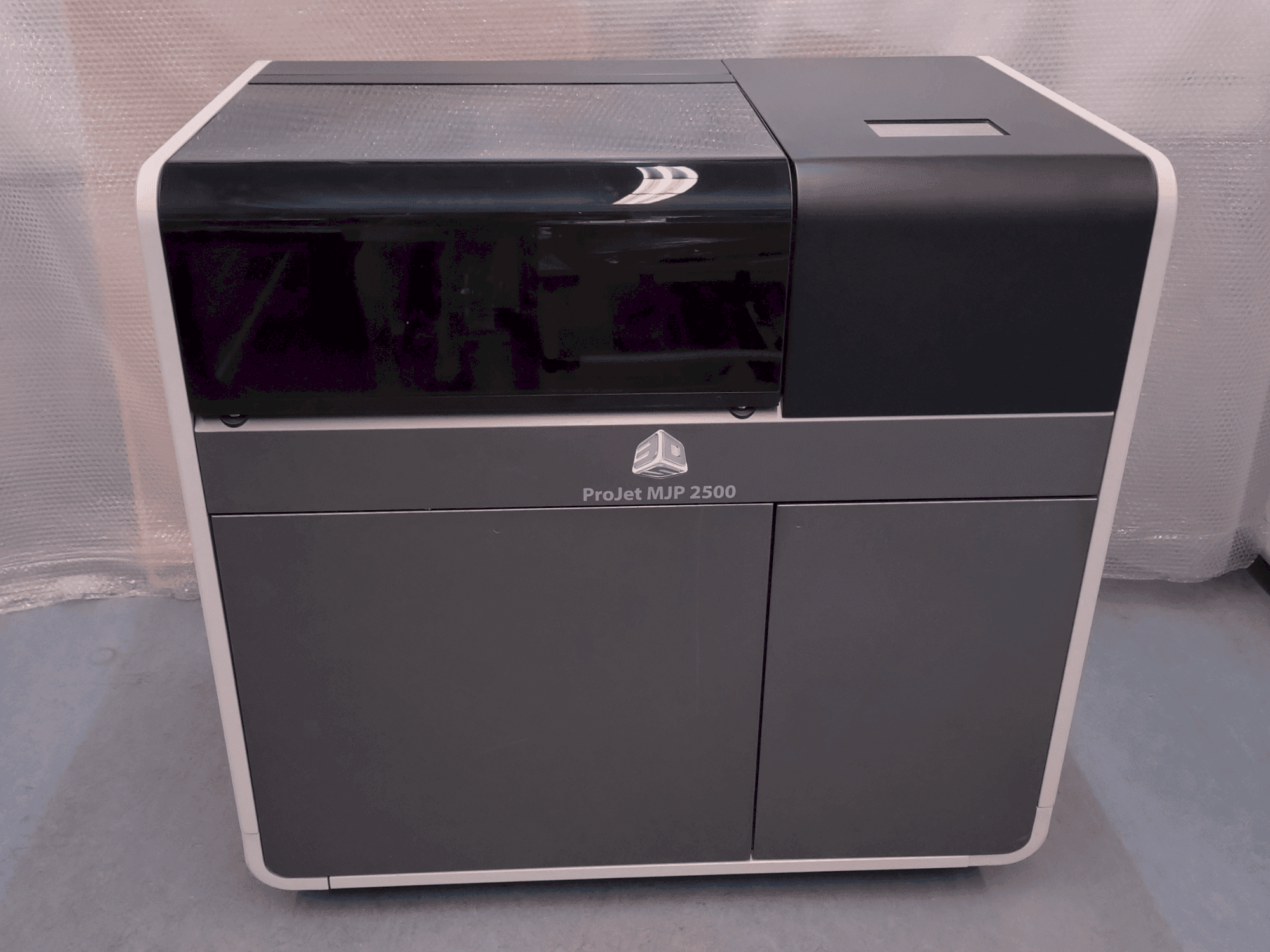 Koneen  3DSYSTEMS ProJet 2500 Plus etunäkymä