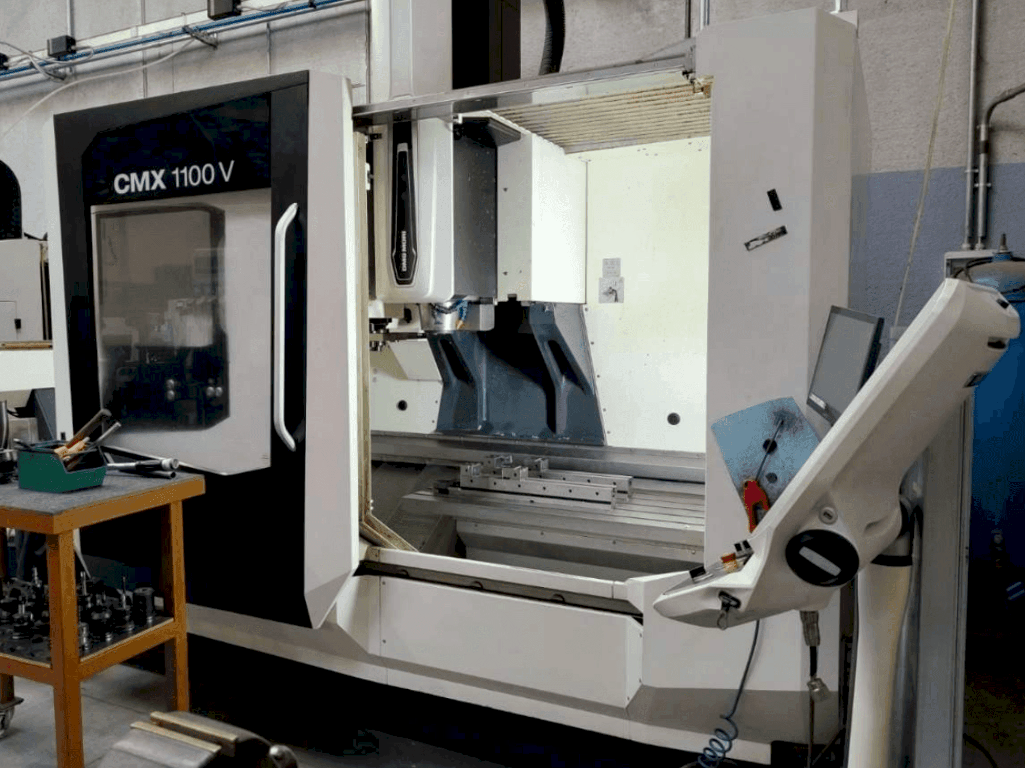 Koneen  DMG MORI CMX 1100V etunäkymä