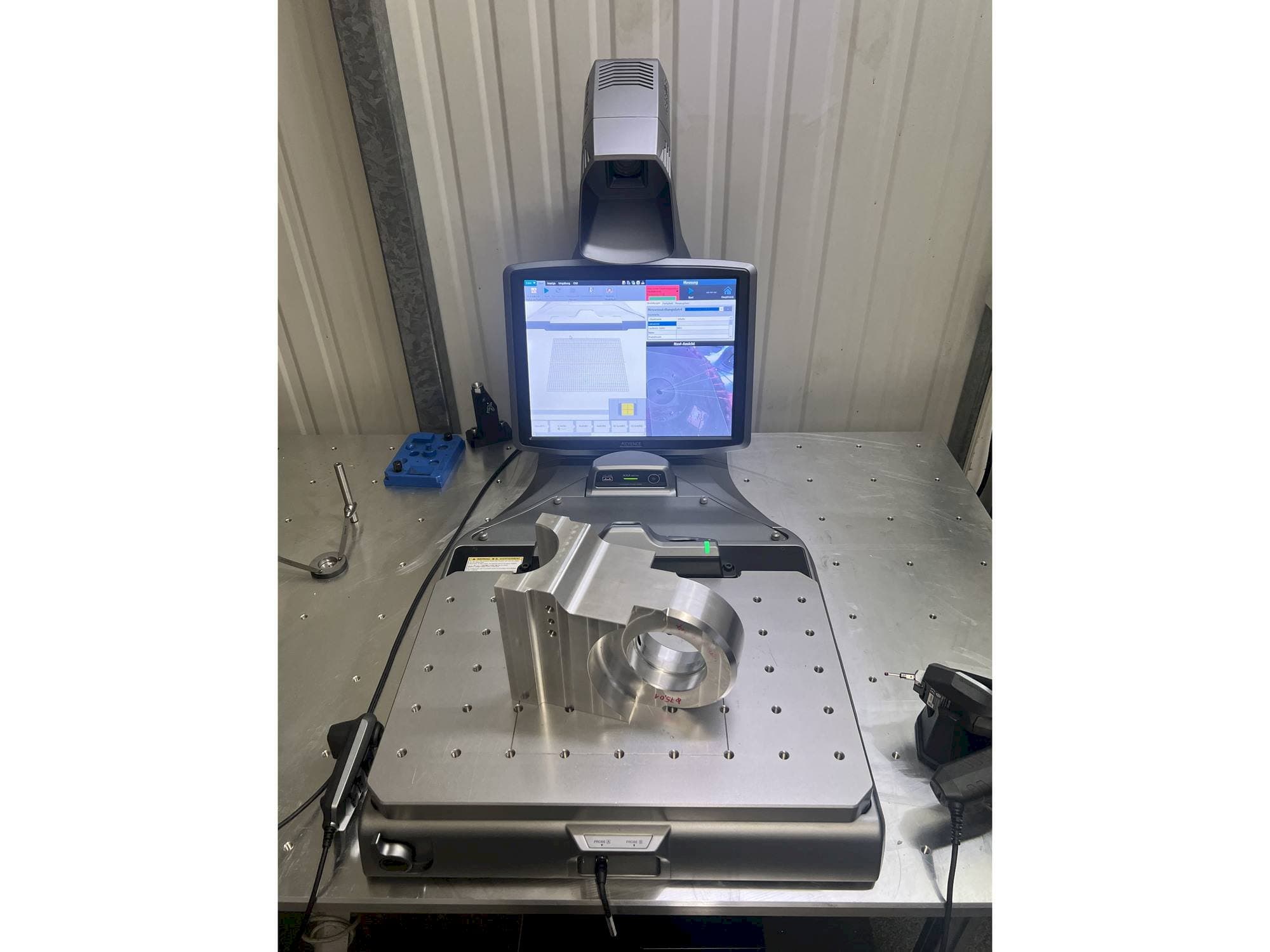 Koneen  KEYENCE XM-C1000 etunäkymä