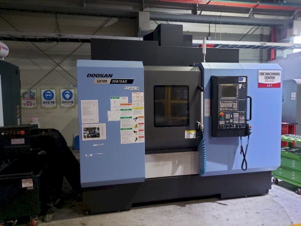 Koneen  Doosan DNM350/5AX etunäkymä