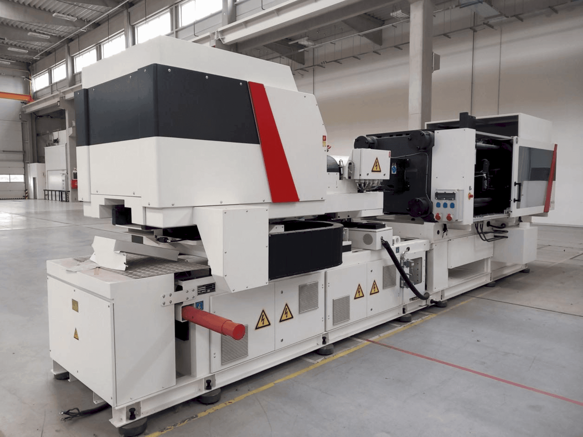 Koneen  Milacron Elektron Evo 350 etunäkymä