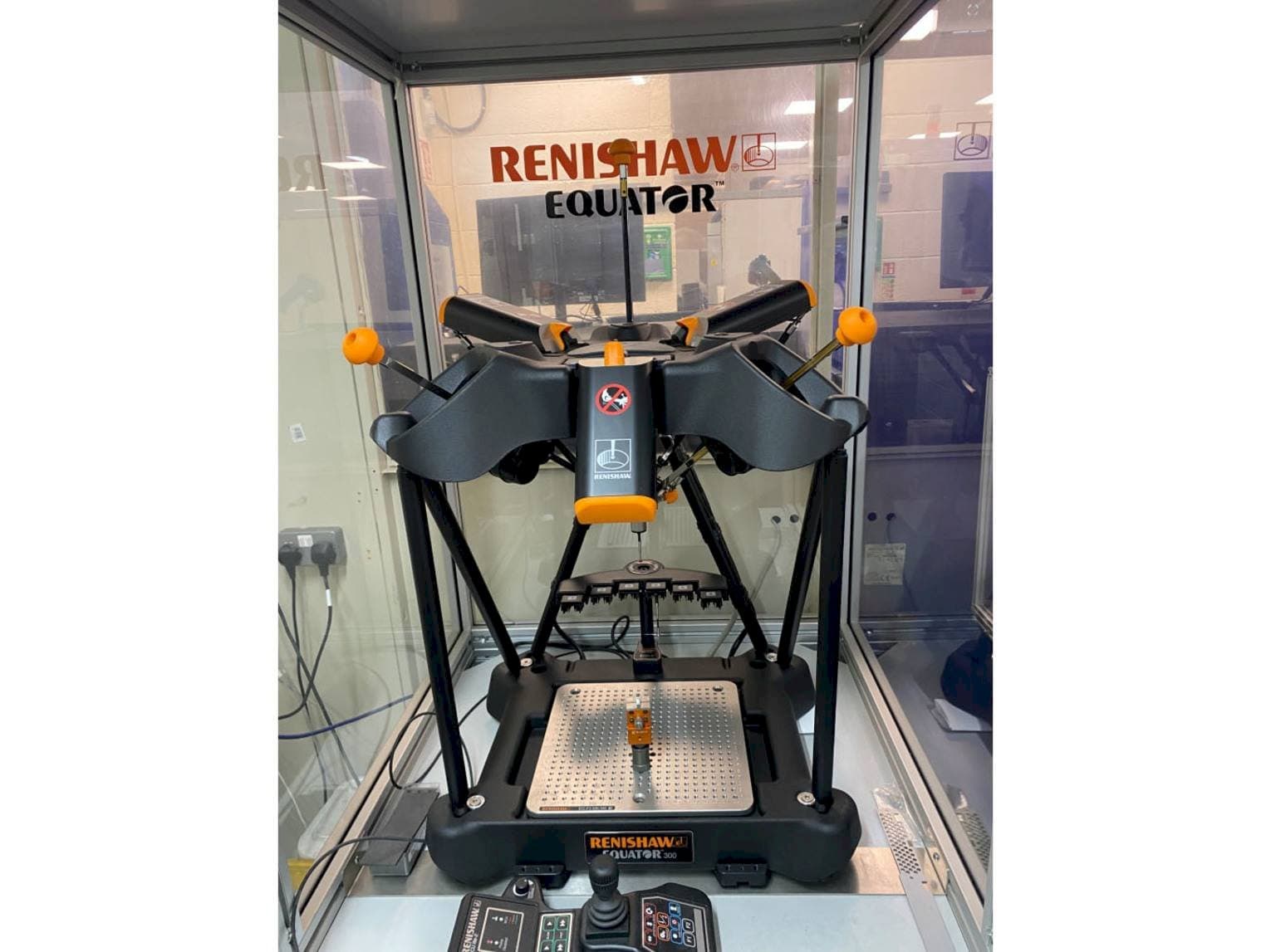 Koneen  RENISHAW Equator 300 etunäkymä