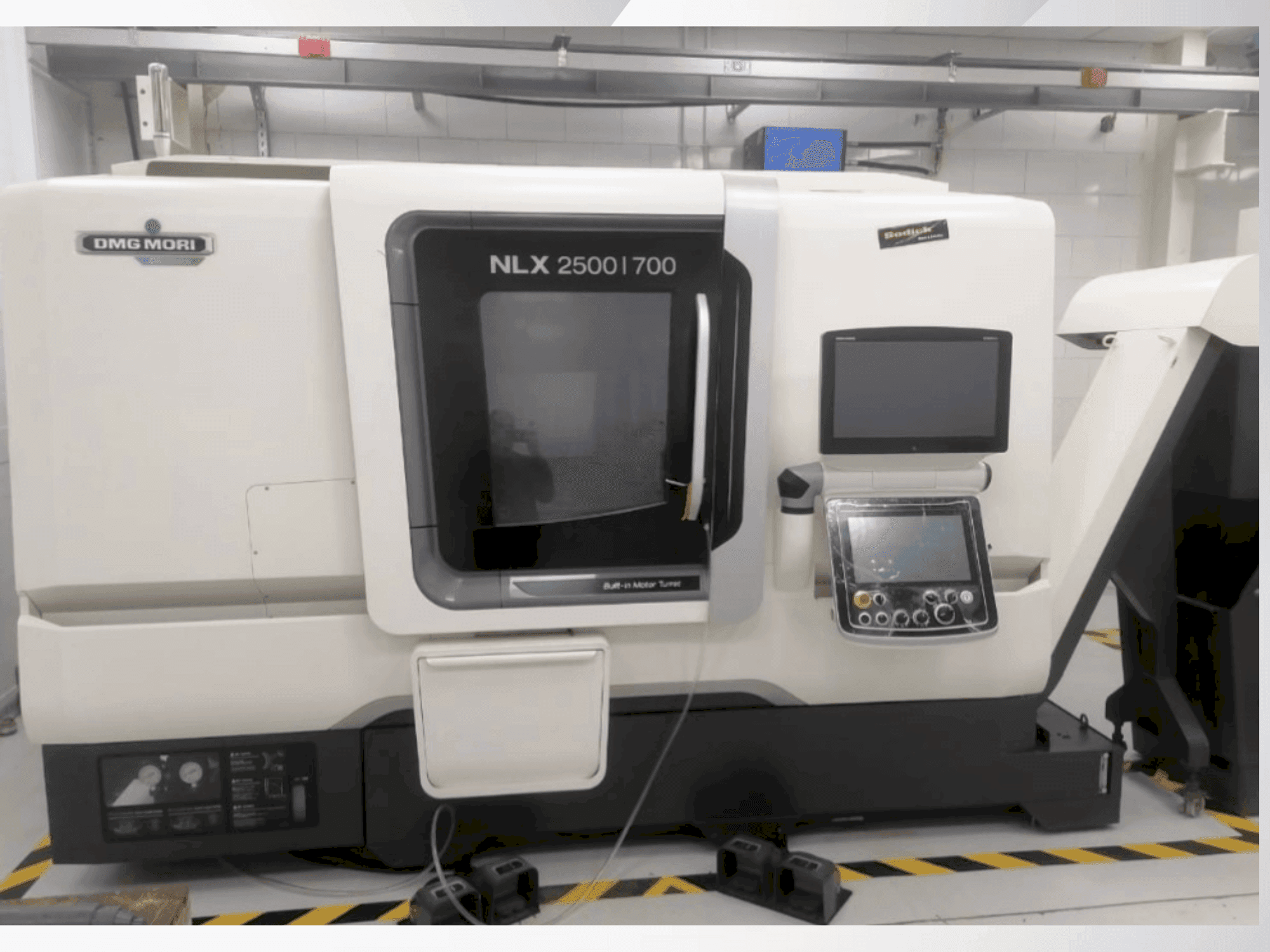 Koneen  DMG MORI NLX 2500/700 etunäkymä