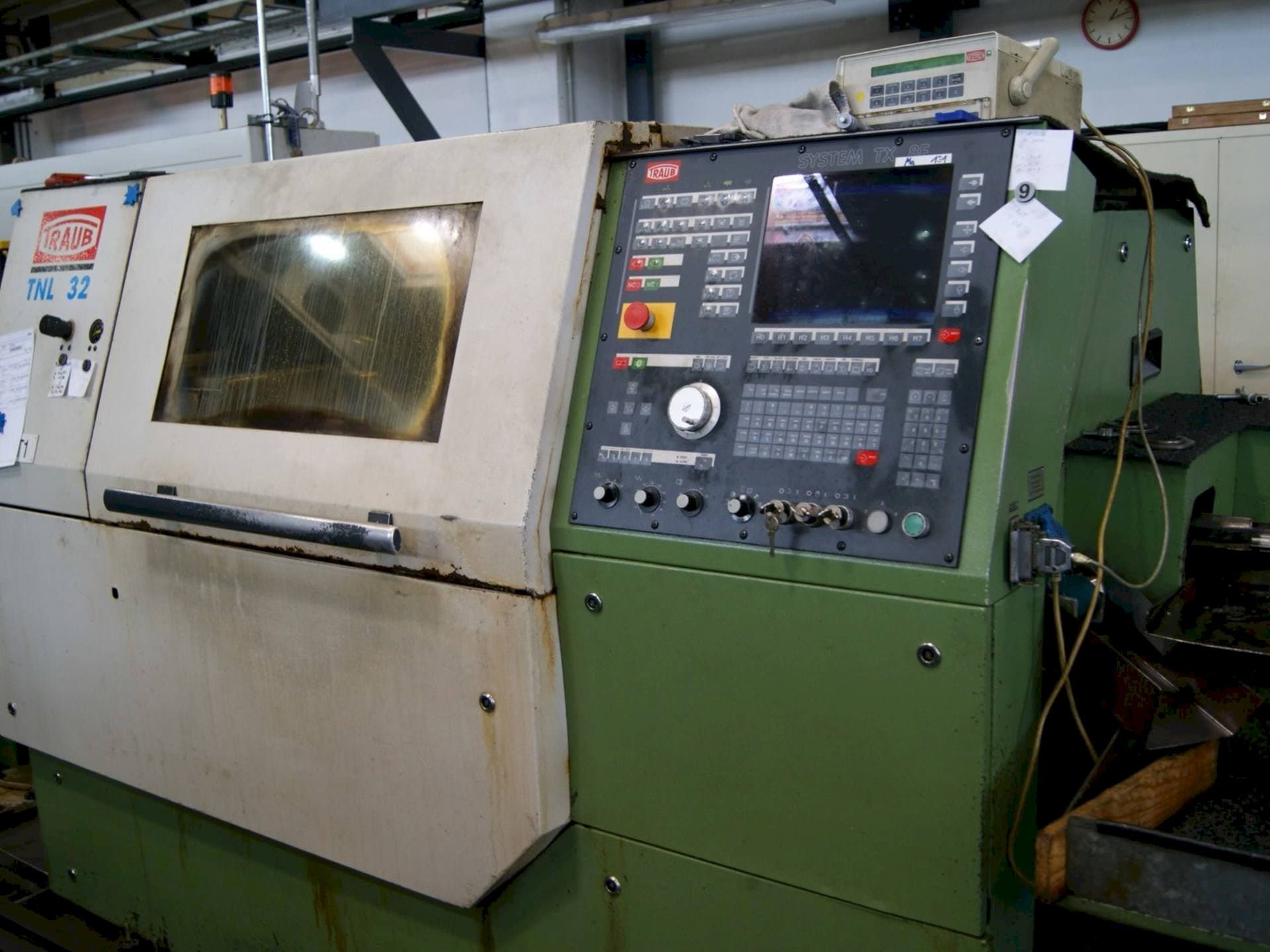 Koneen  TRAUB TNL 32G etunäkymä