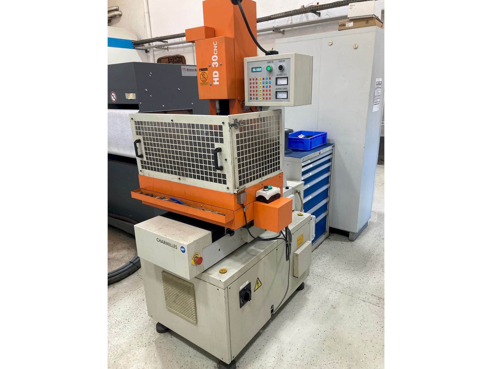 Koneen  CHARMILLES HD30CNC etunäkymä