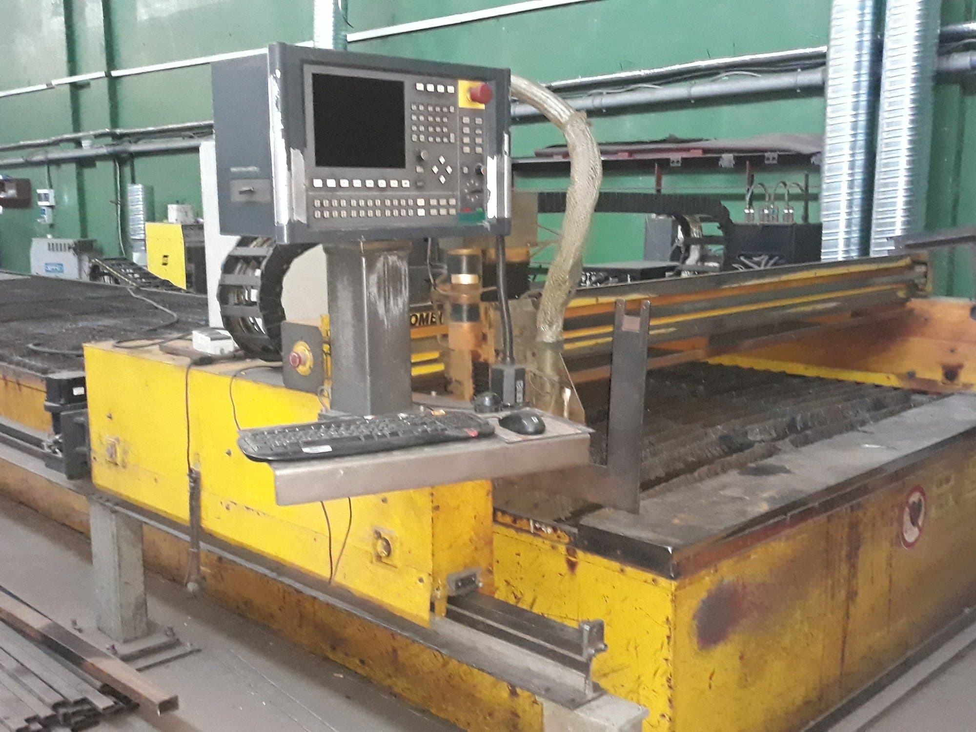 Koneen  ESAB CXD-P 3000 etunäkymä