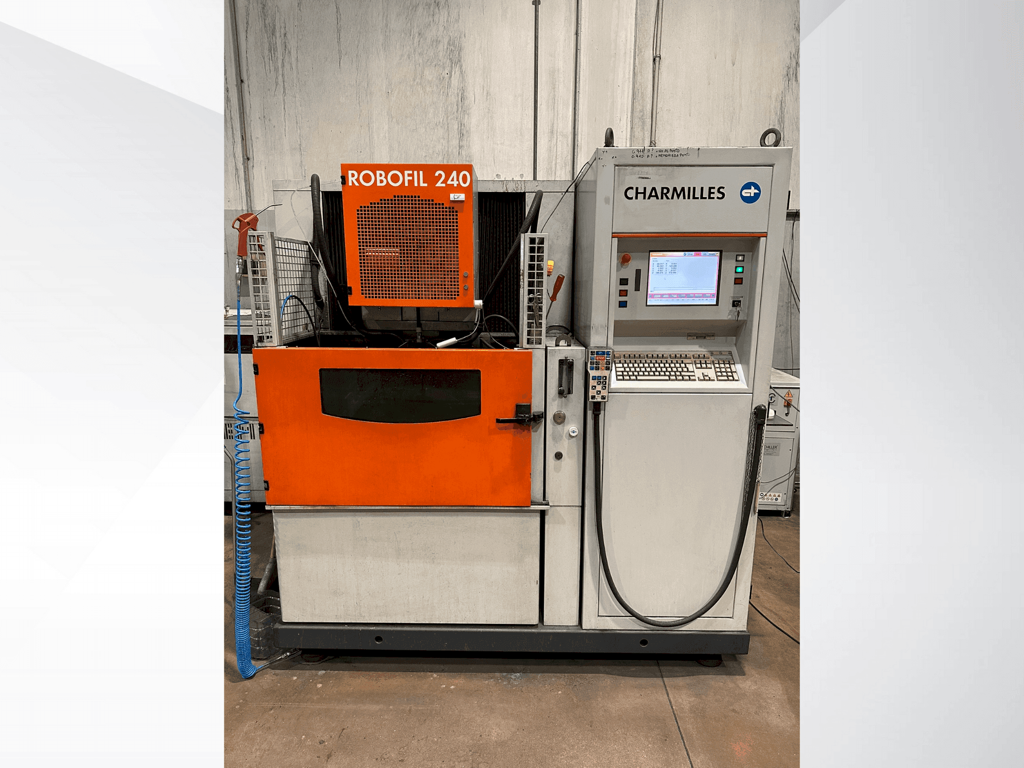 Koneen  CHARMILLES Robofil 240 etunäkymä