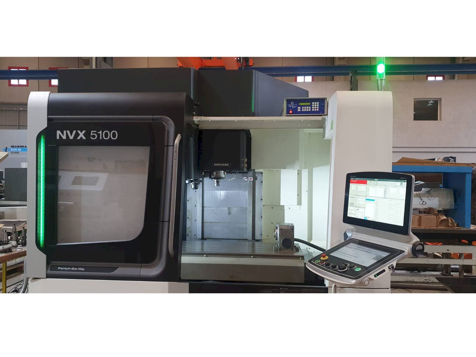 Koneen  DMG MORI NVX 5100/40 etunäkymä