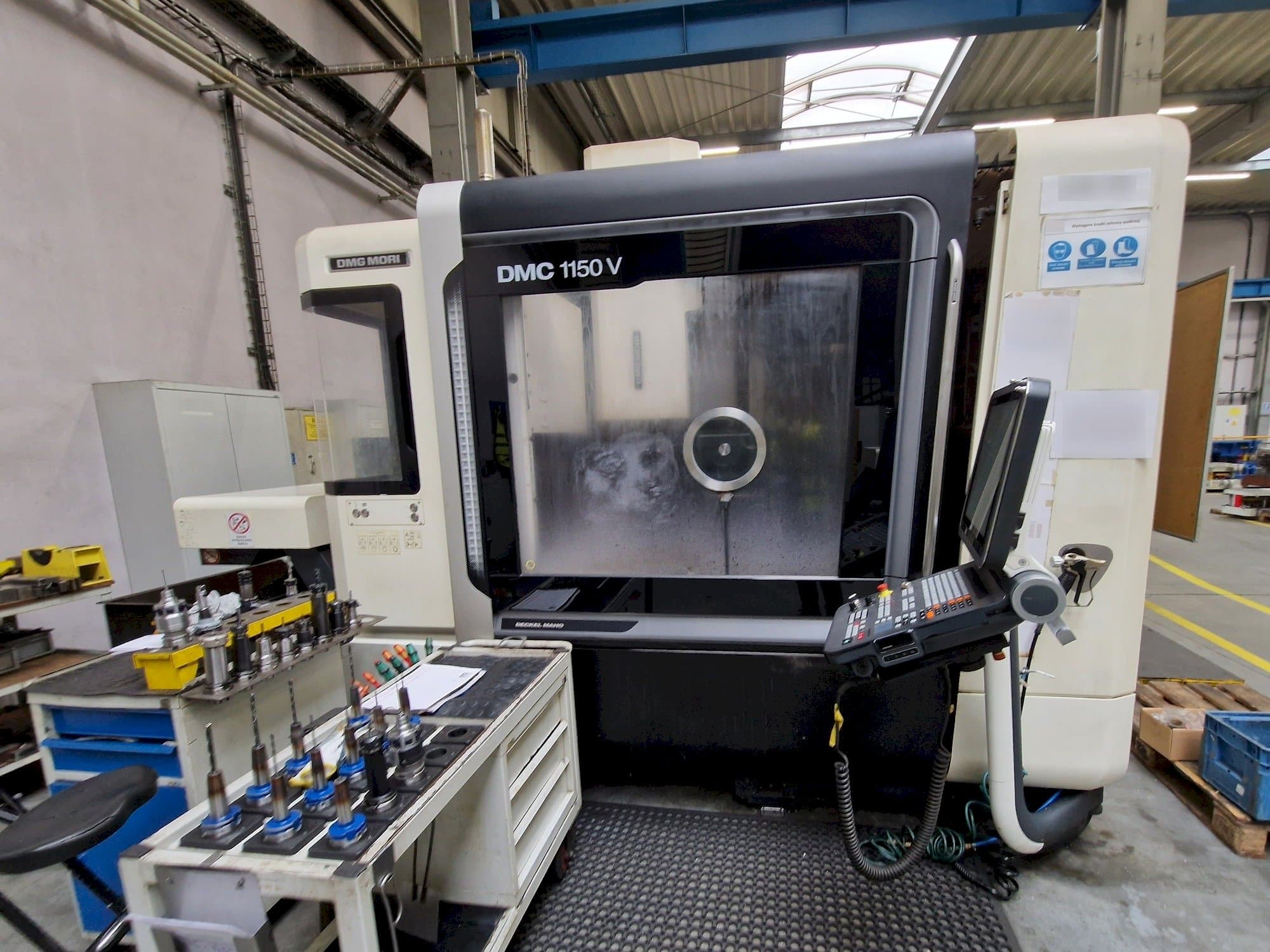 Koneen  DMG MORI DMC 1150 V etunäkymä