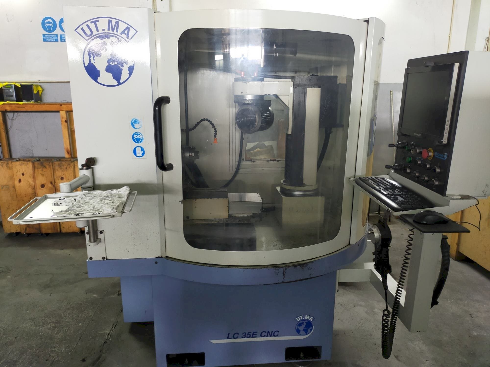 Koneen  UT.MA LC 35E etunäkymä