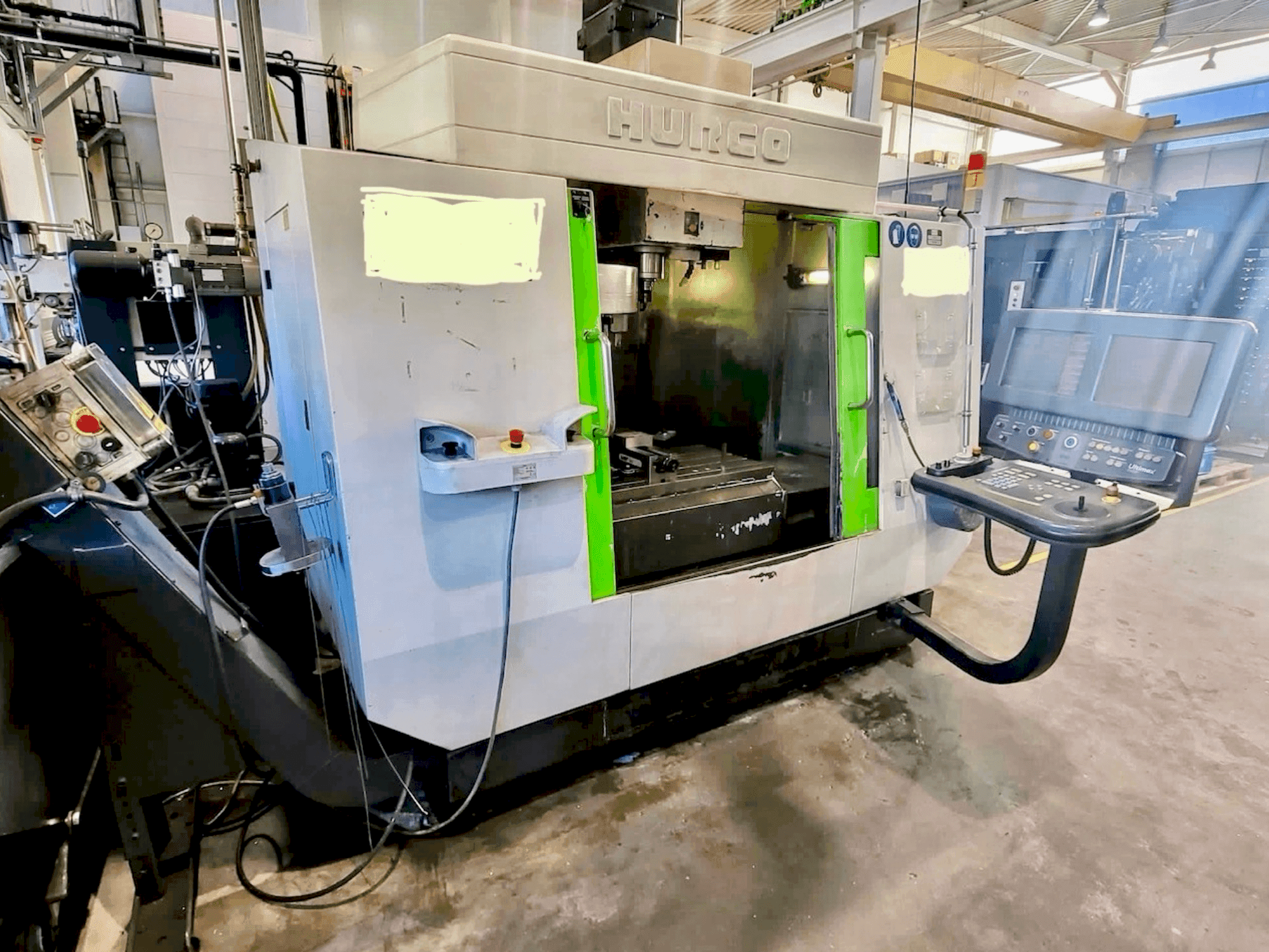 Koneen  Hurco BCM4020 etunäkymä