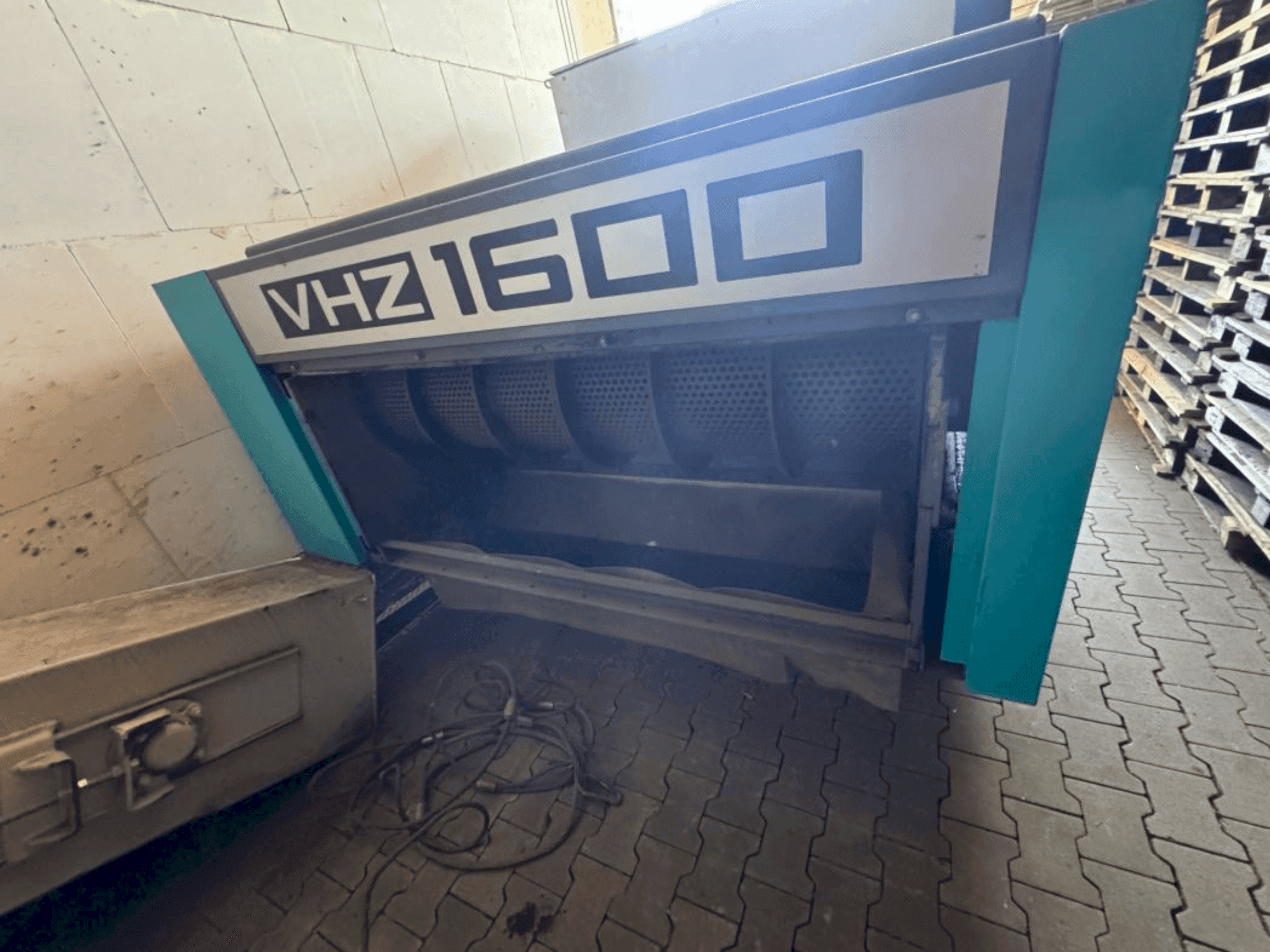 Koneen  VECOPLAN VHZ 1600 etunäkymä