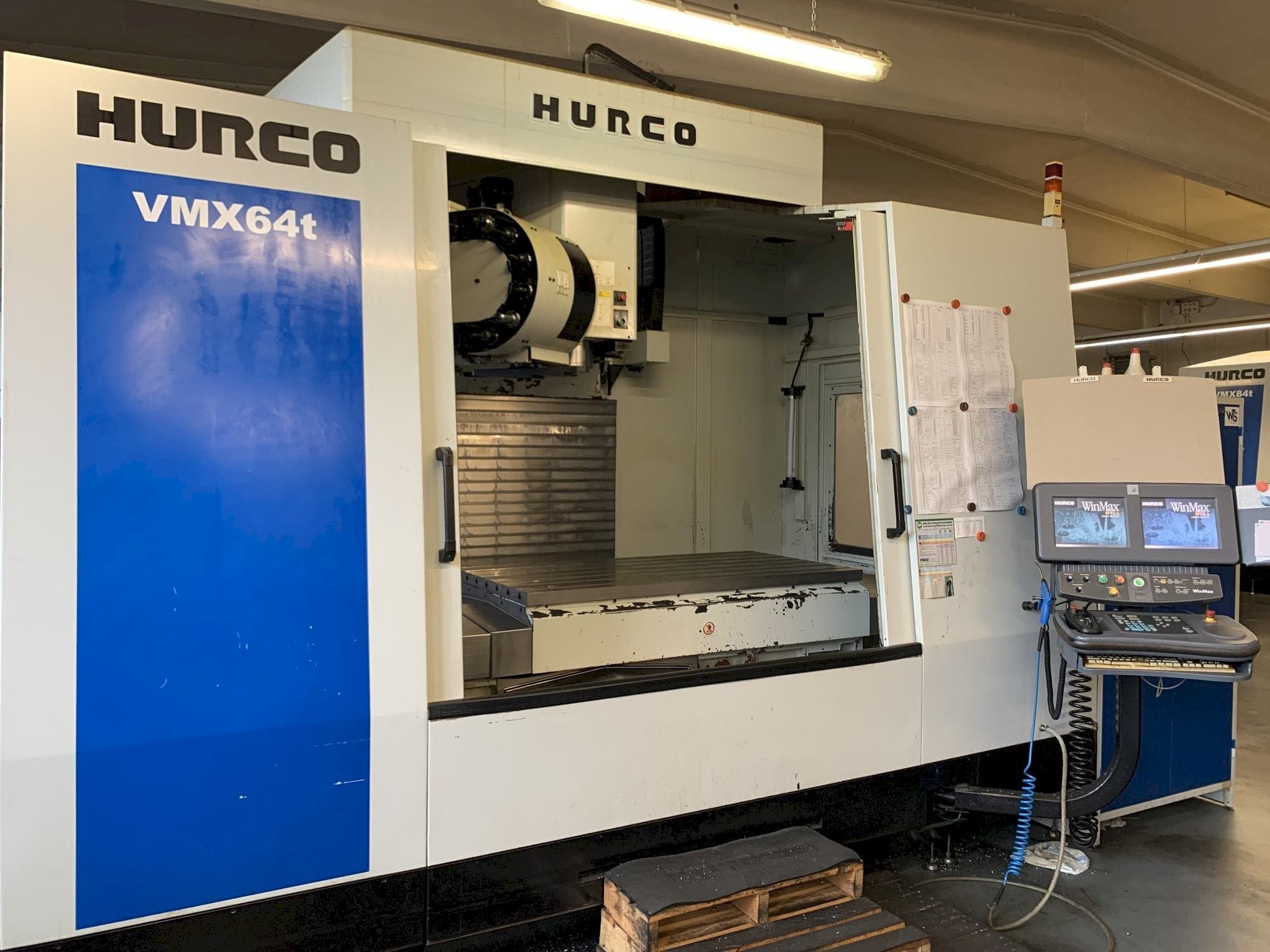 Koneen  Hurco VMX 64 T etunäkymä