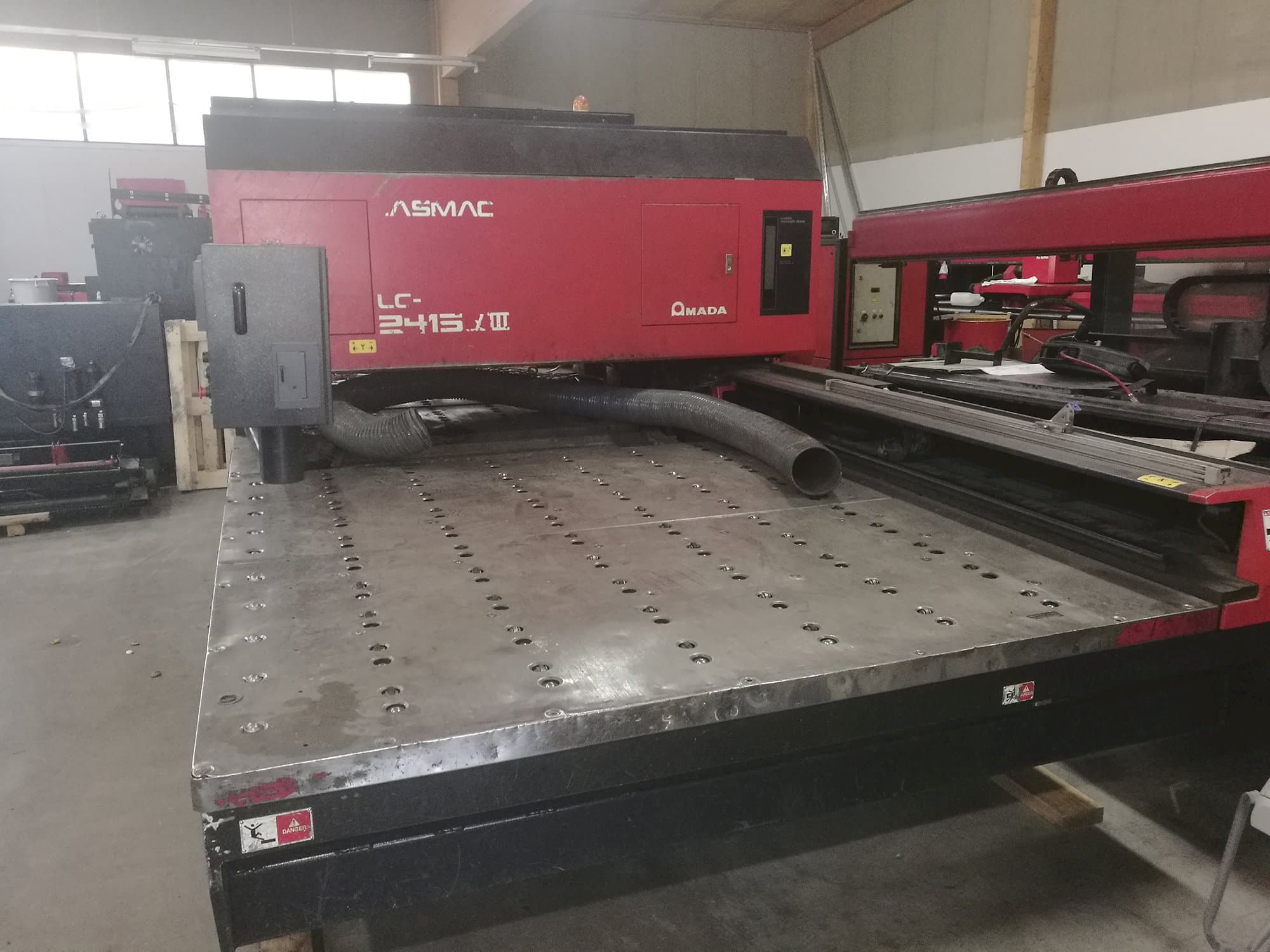 Koneen  AMADA etunäkymä LC 2415 α3