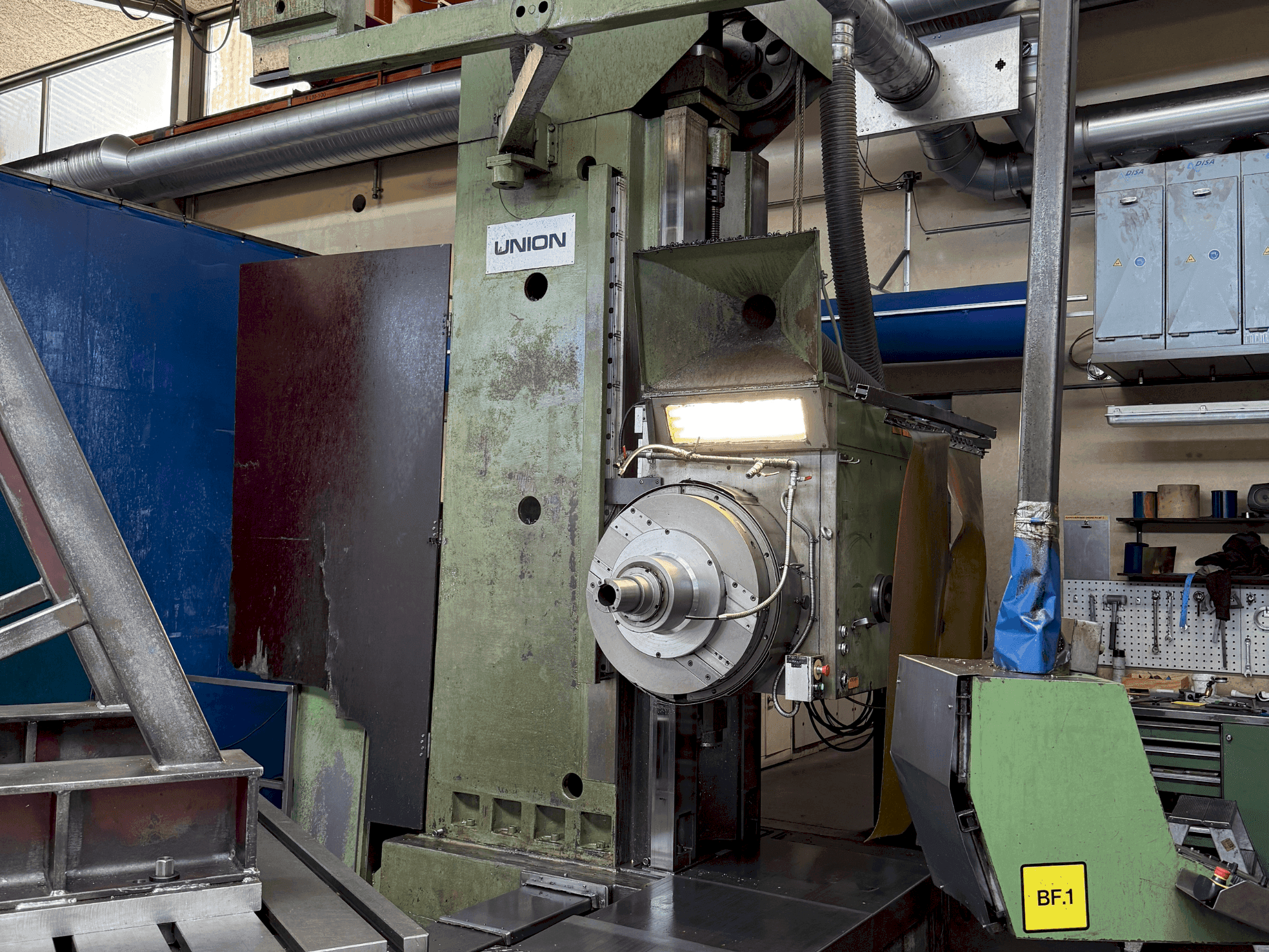 Koneen  UNION BTF 110 etunäkymä