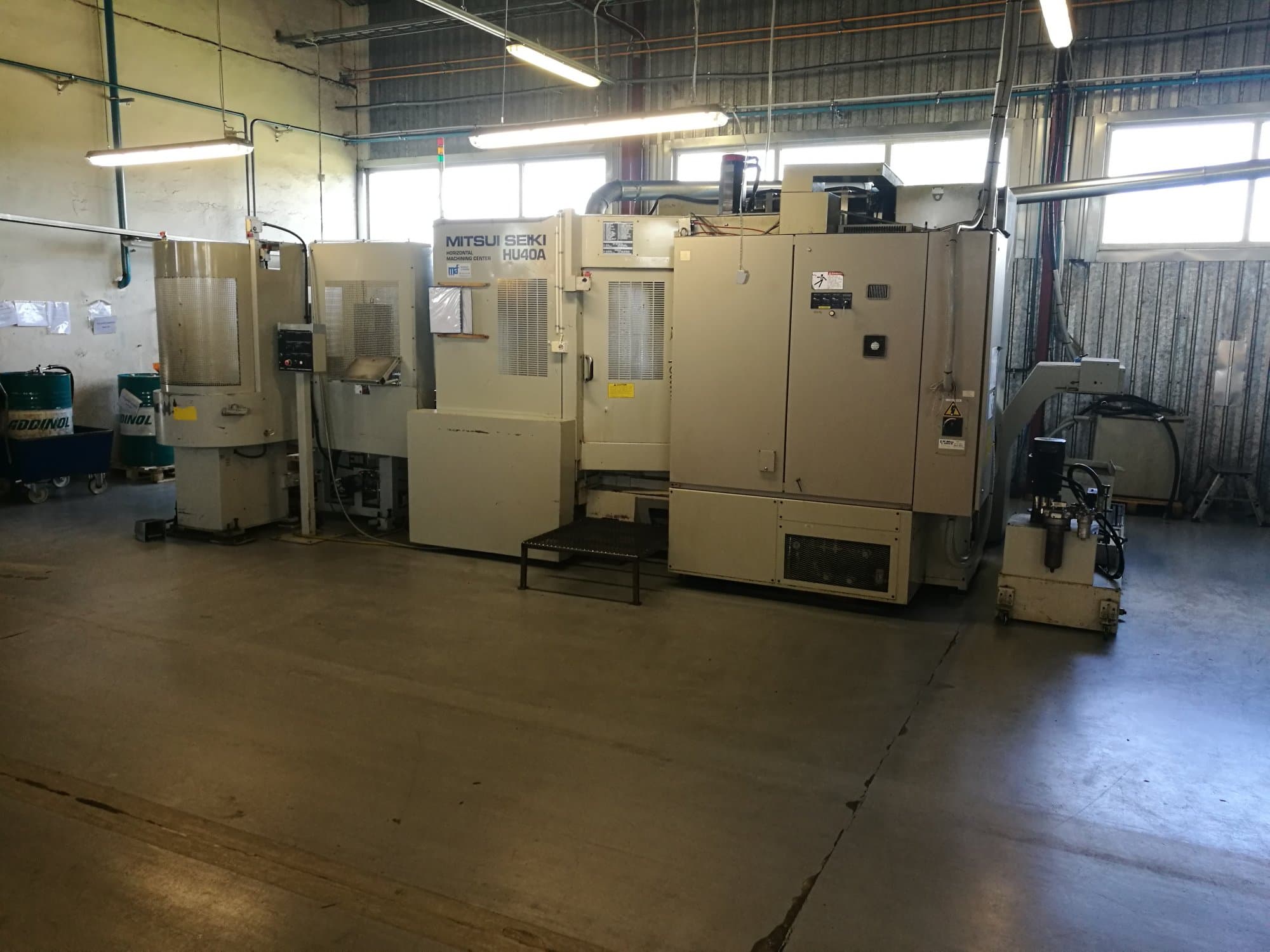 Koneen  1 Mitsui Seiki etunäkymä HU40A