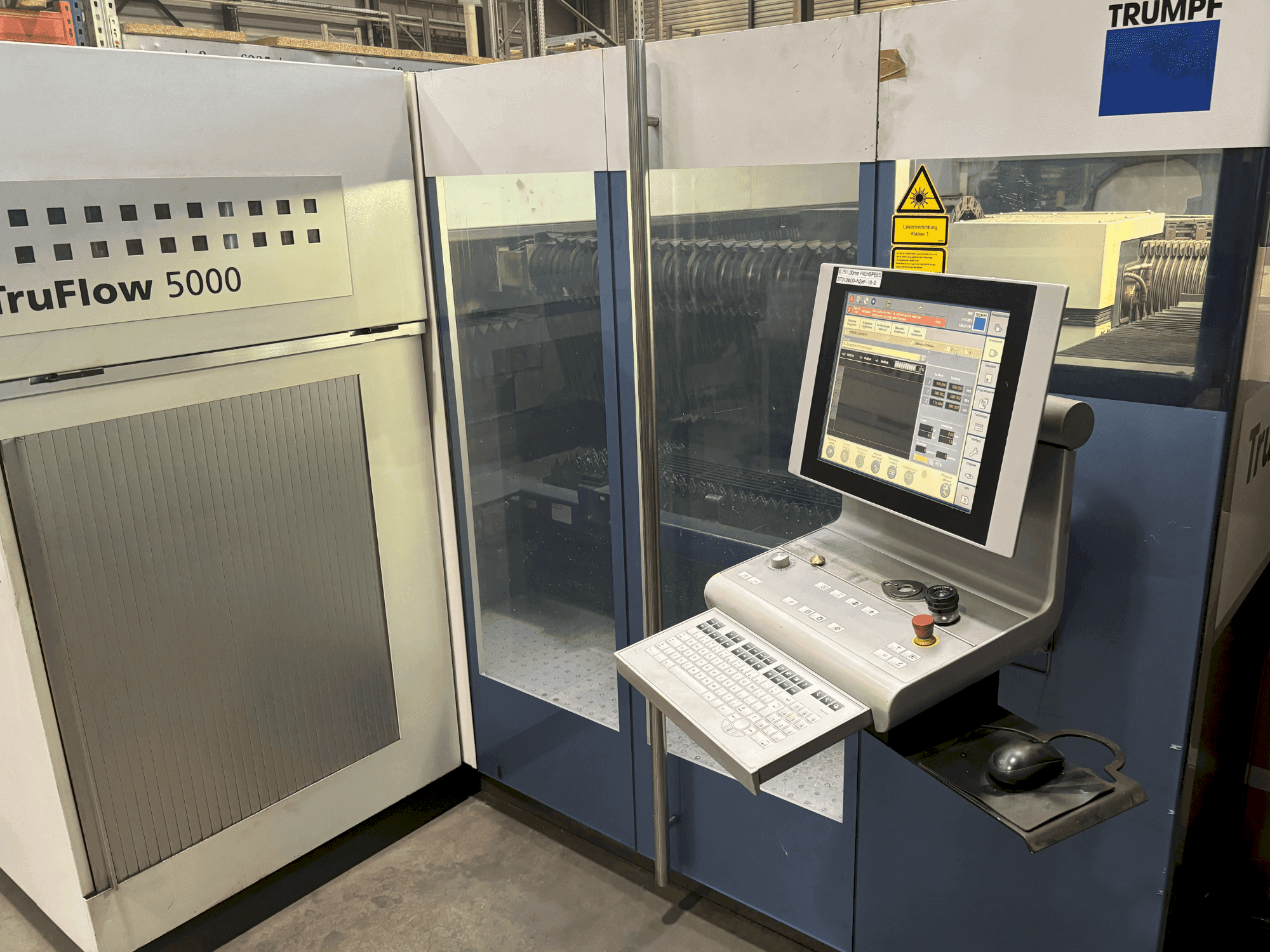 Koneen  TRUMPF TruLaser 3030 etunäkymä