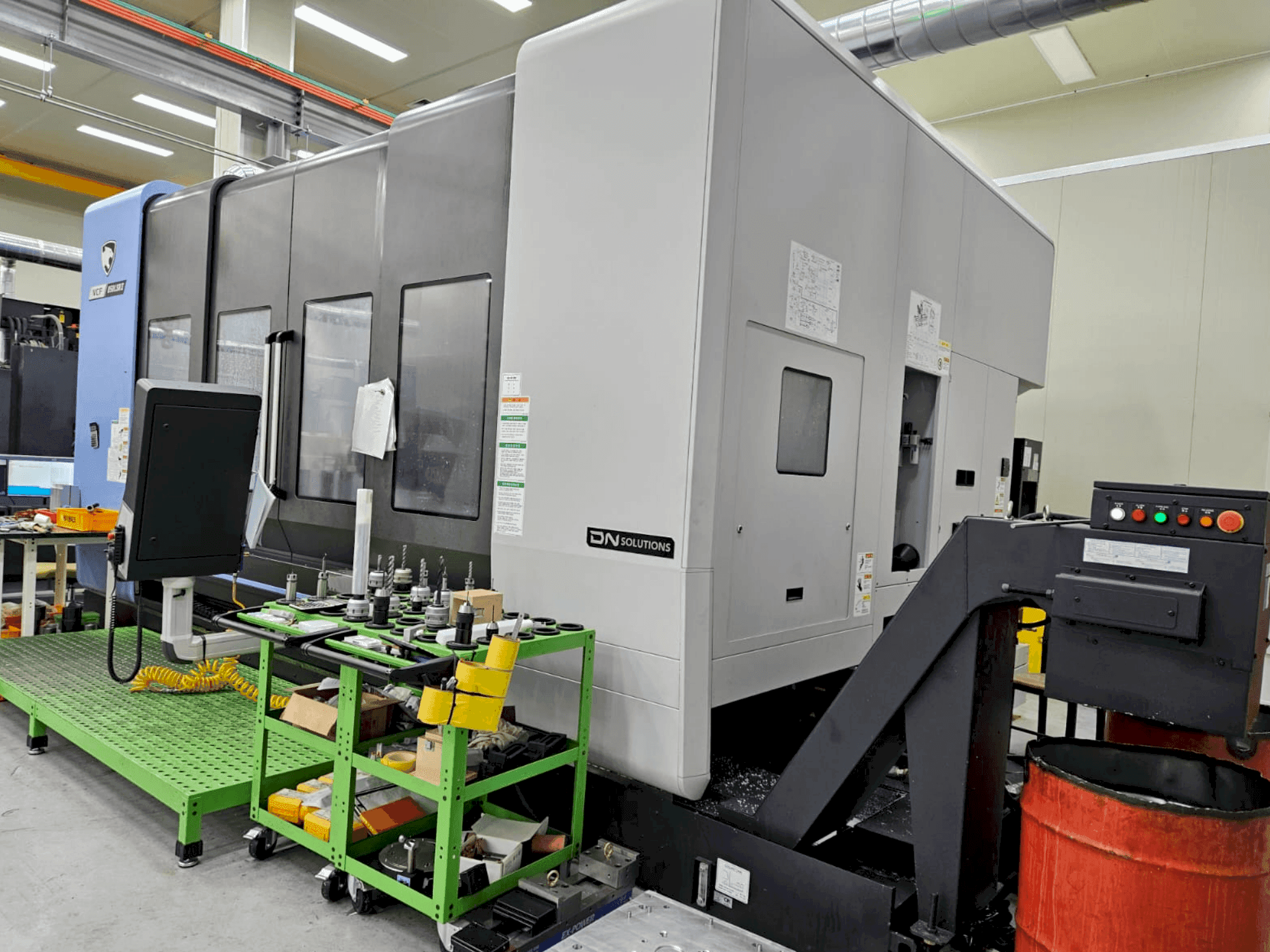 Koneen  DN SOLUTIONS VCF 850LSRII etunäkymä