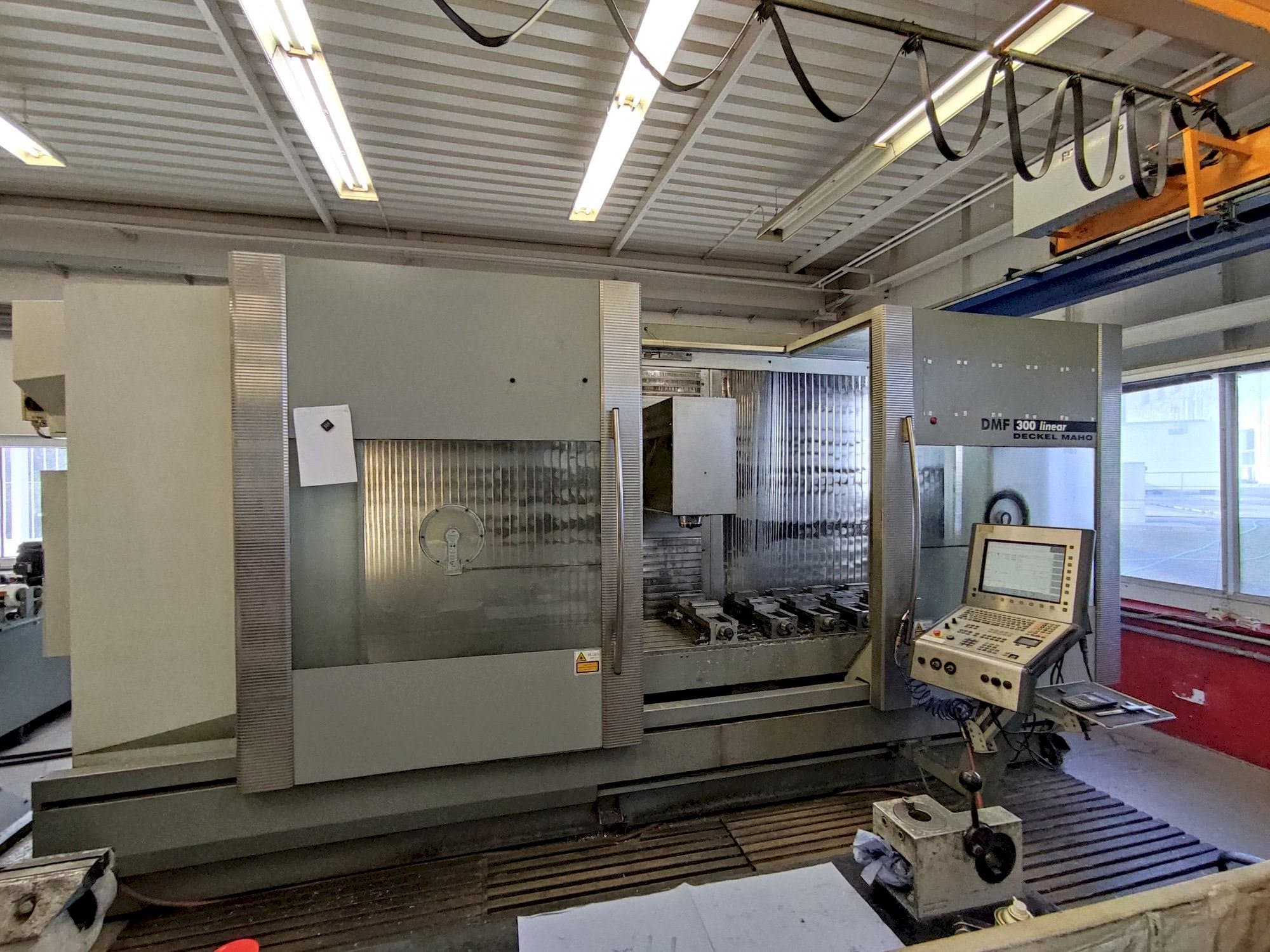 Koneen  DECKEL MAHO DMF 300 linear etunäkymä