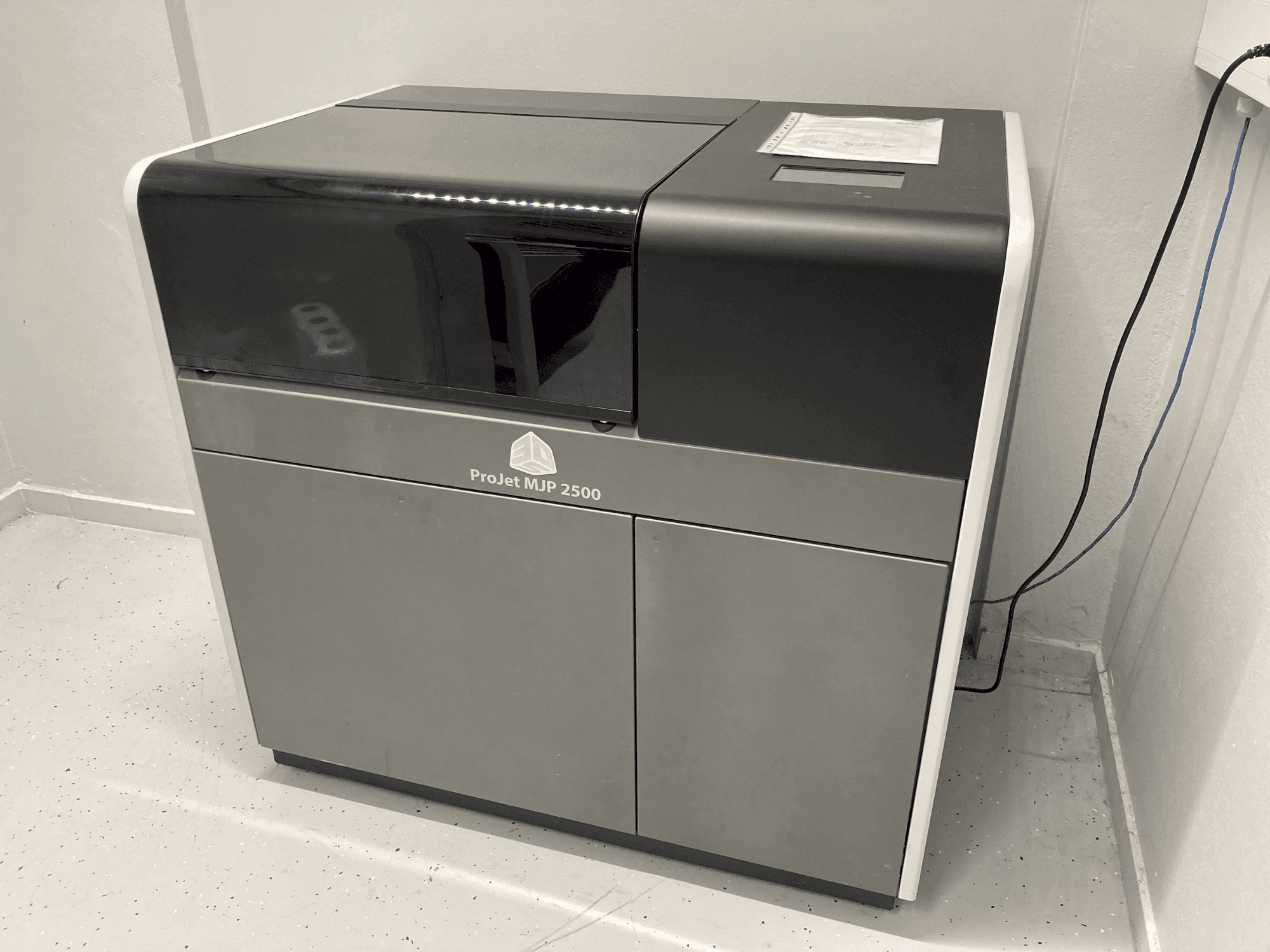Koneen  3DSYSTEMS Projet 2500 Plus etunäkymä