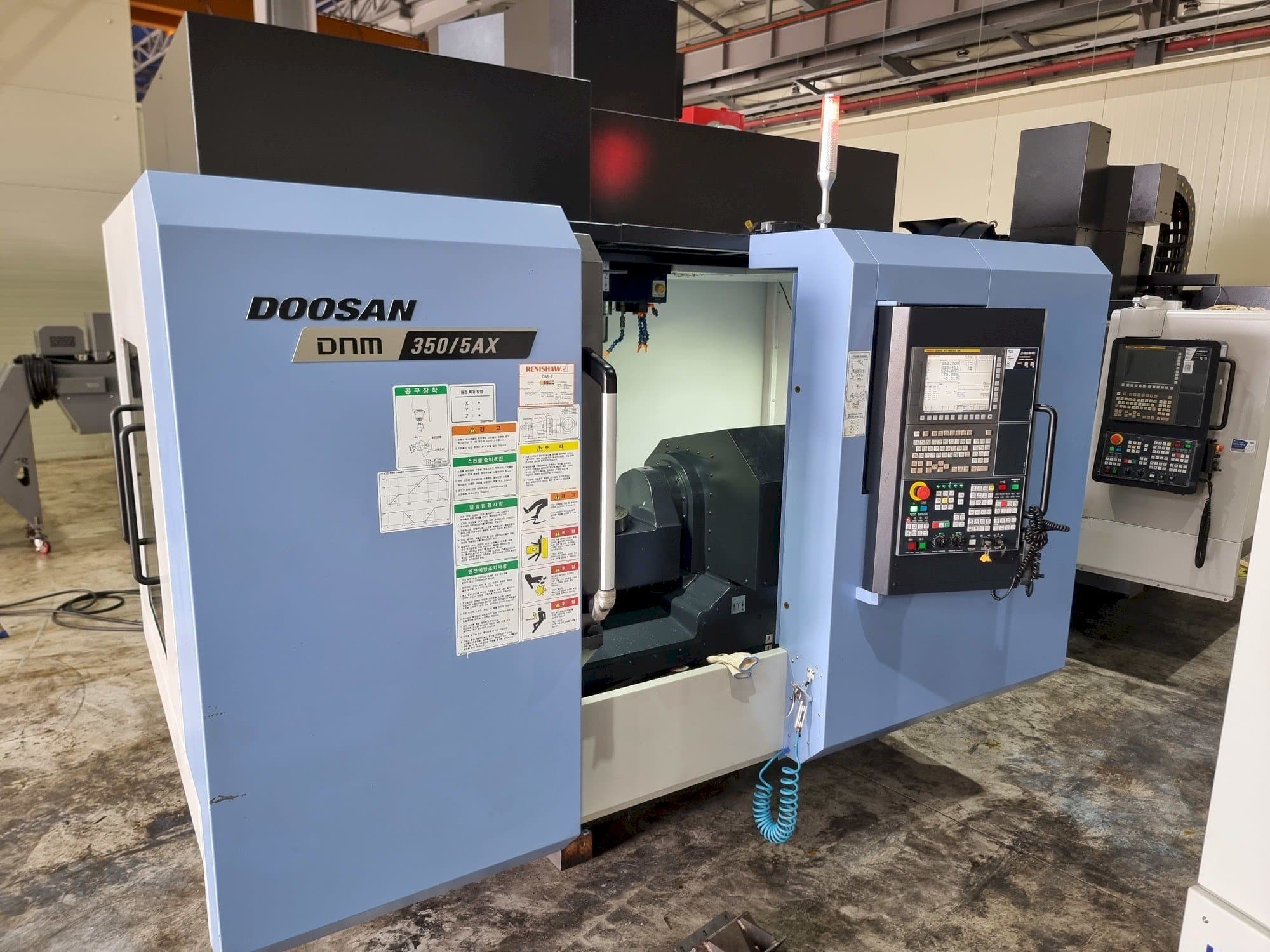 Koneen  Doosan DNM350/5AX etunäkymä