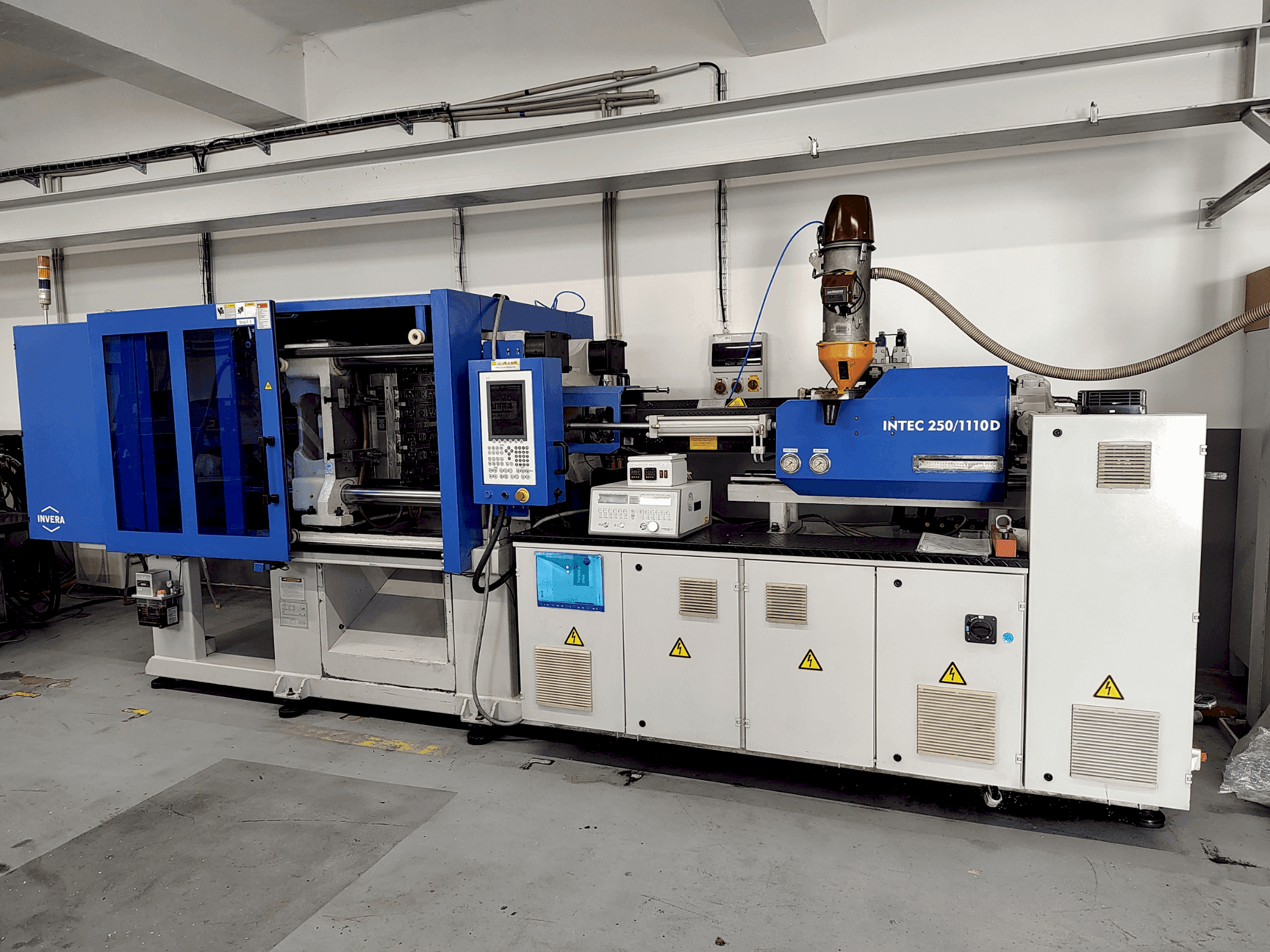 Koneen  INVERA Intec 250/1110 etunäkymä