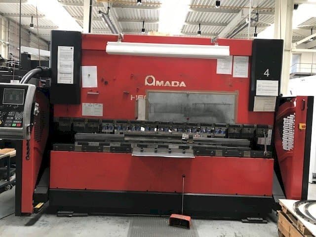 Koneen  AMADA HFE 100-3 etunäkymä