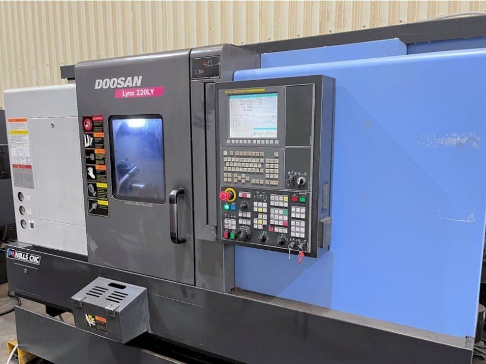 Koneen  Doosan Lynx 220LYC etunäkymä