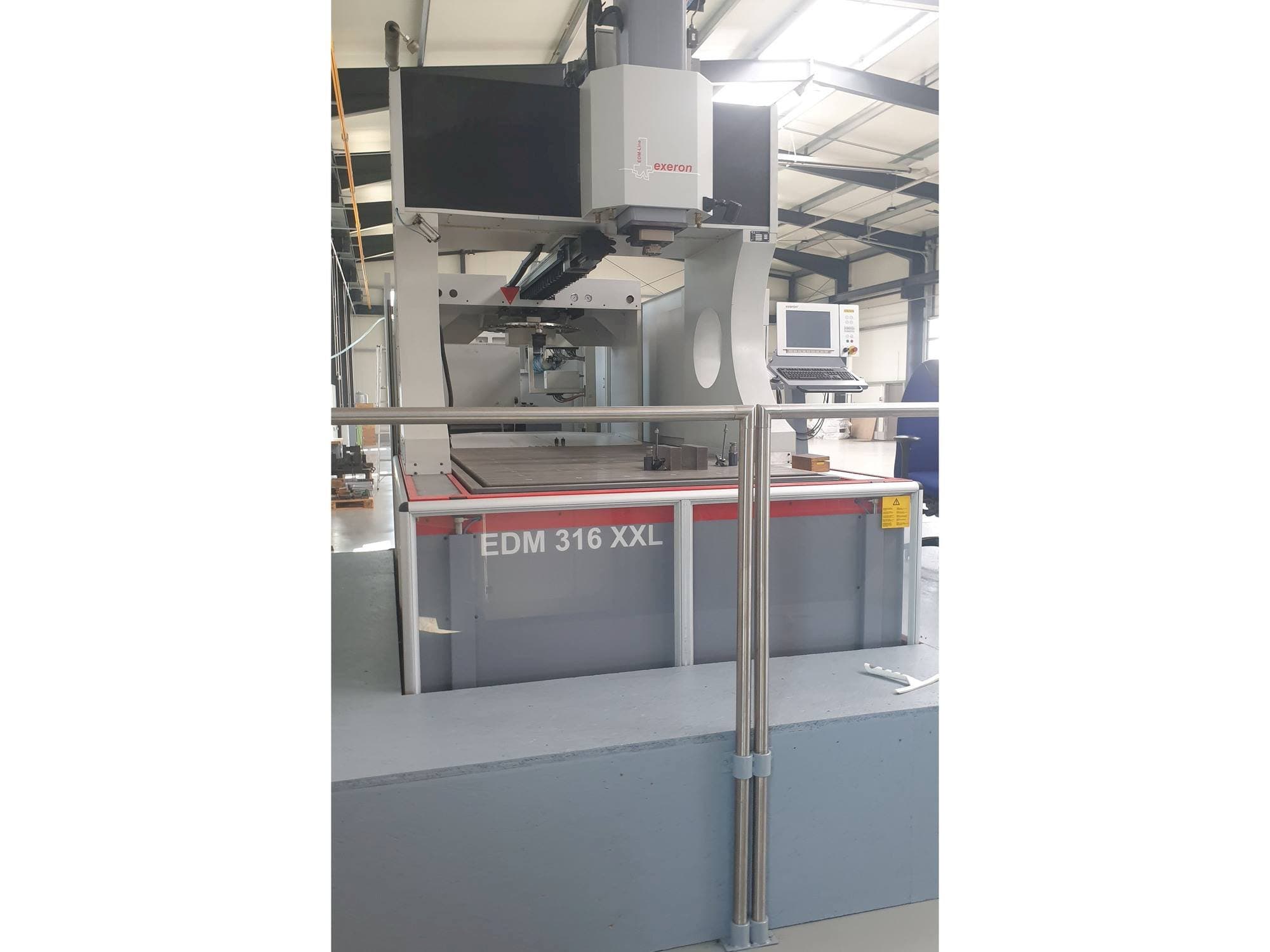 Koneen  Exeron 316 XXL etunäkymä