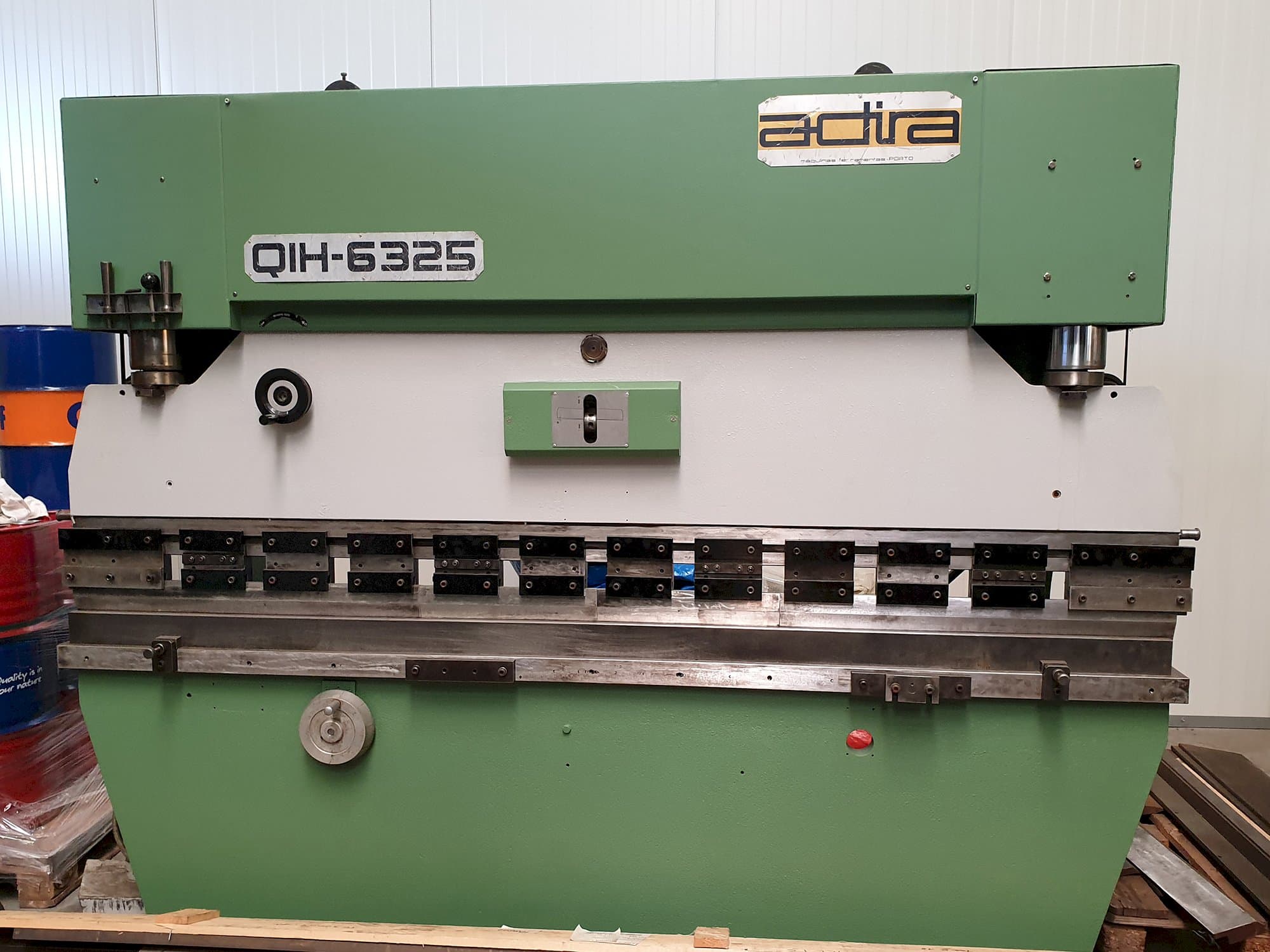 Koneen  ADIRA etunäkymä QIH 6325