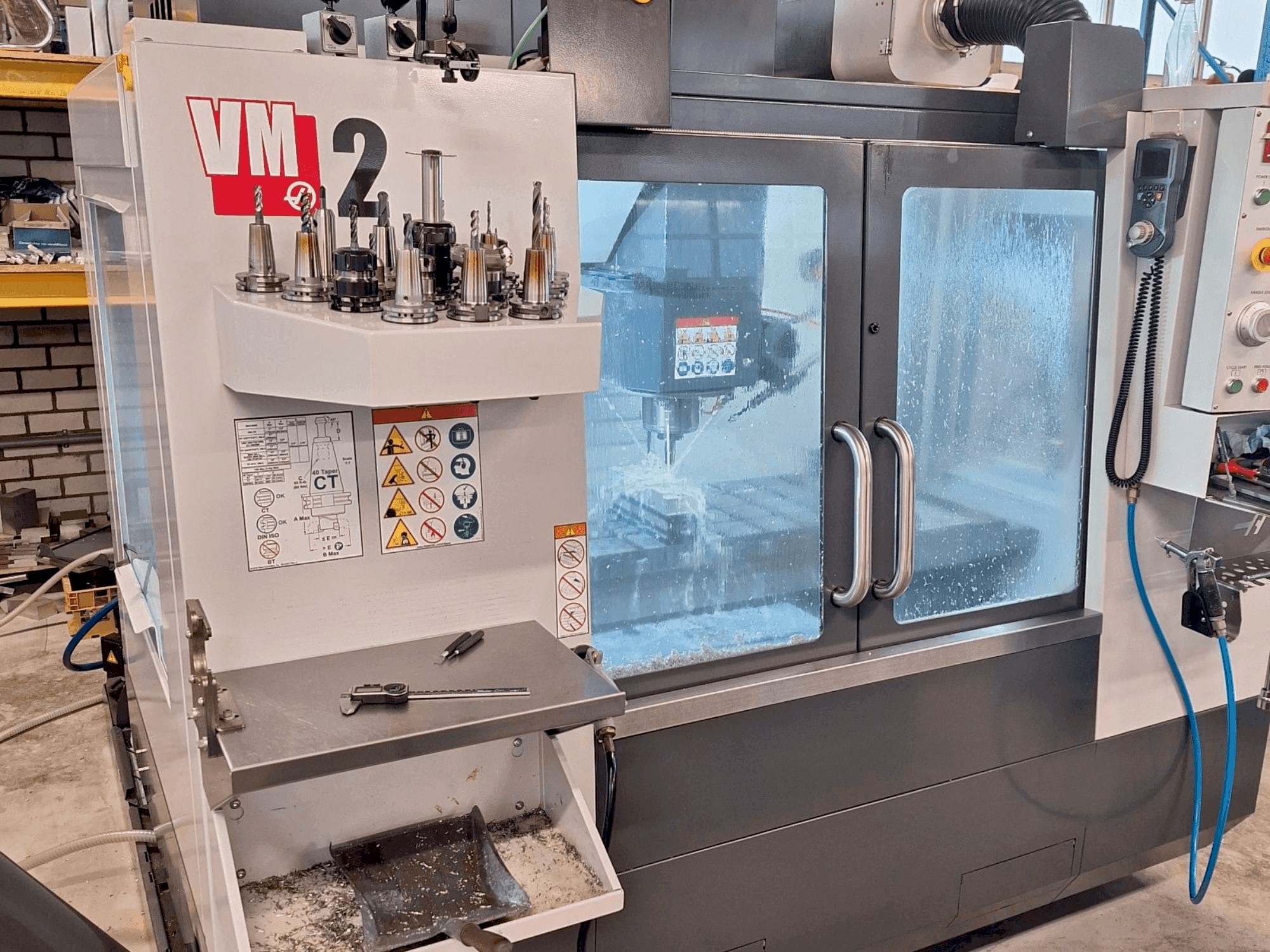 Koneen  HAAS VM-2 etunäkymä