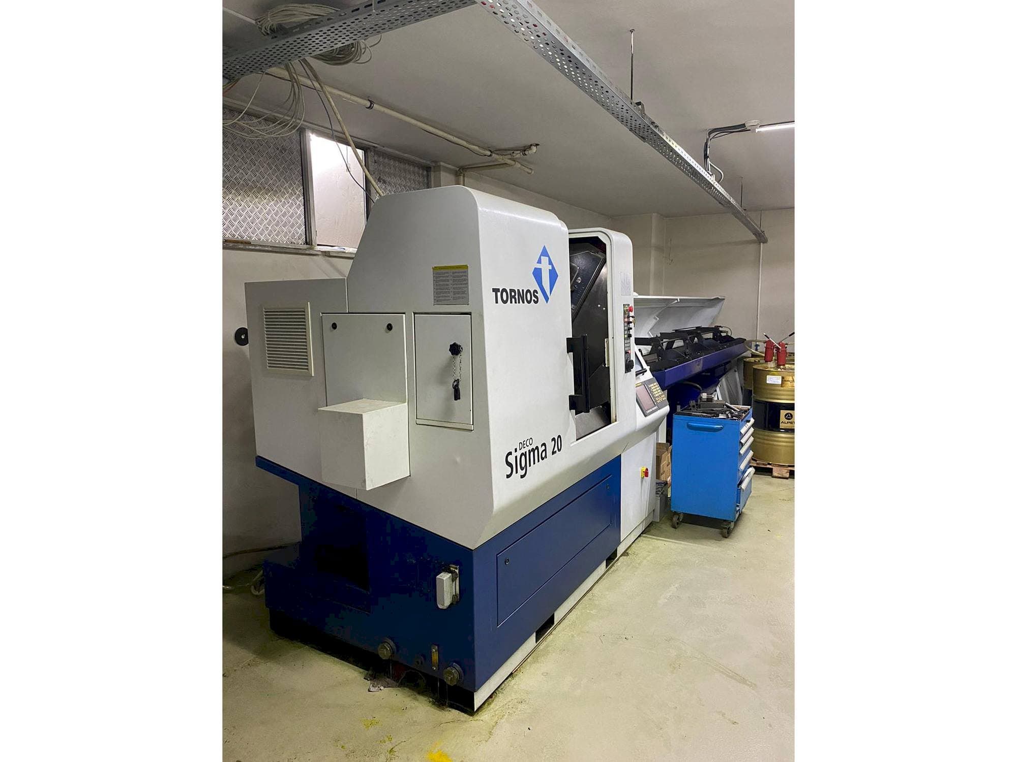 Koneen  Tornos Delta Sigma 20 vasemman sivun näkymä