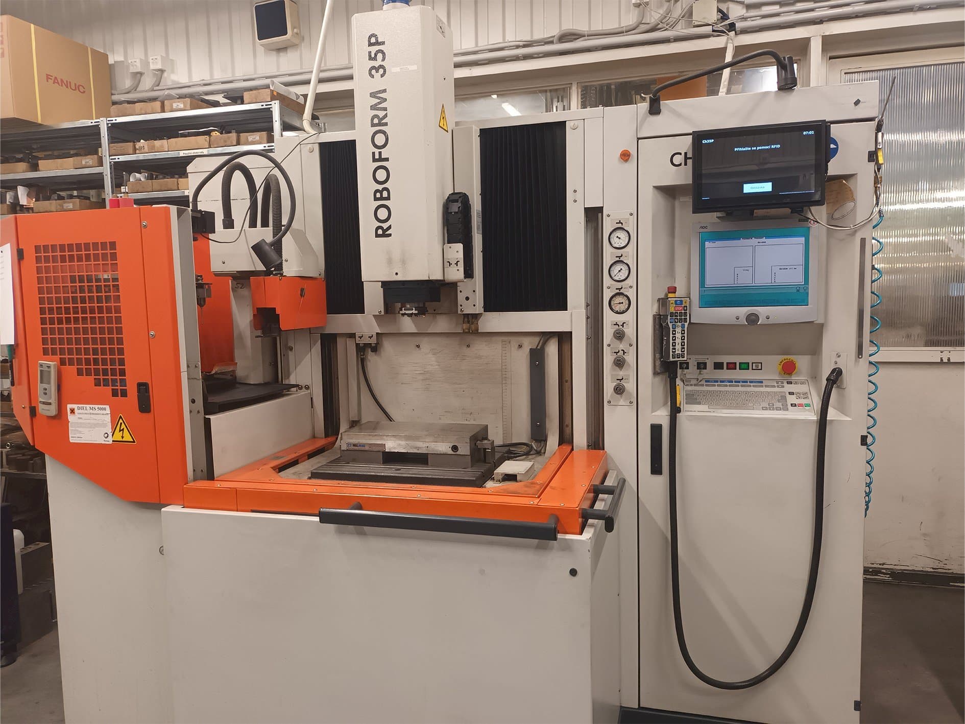 Koneen  CHARMILLES ROBOFORM 35P etunäkymä