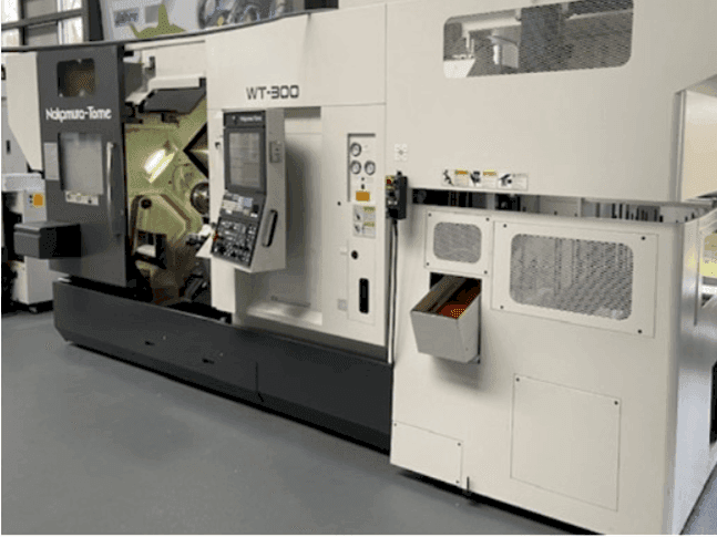 Koneen  NAKAMURA WT-300/GR 210 etunäkymä